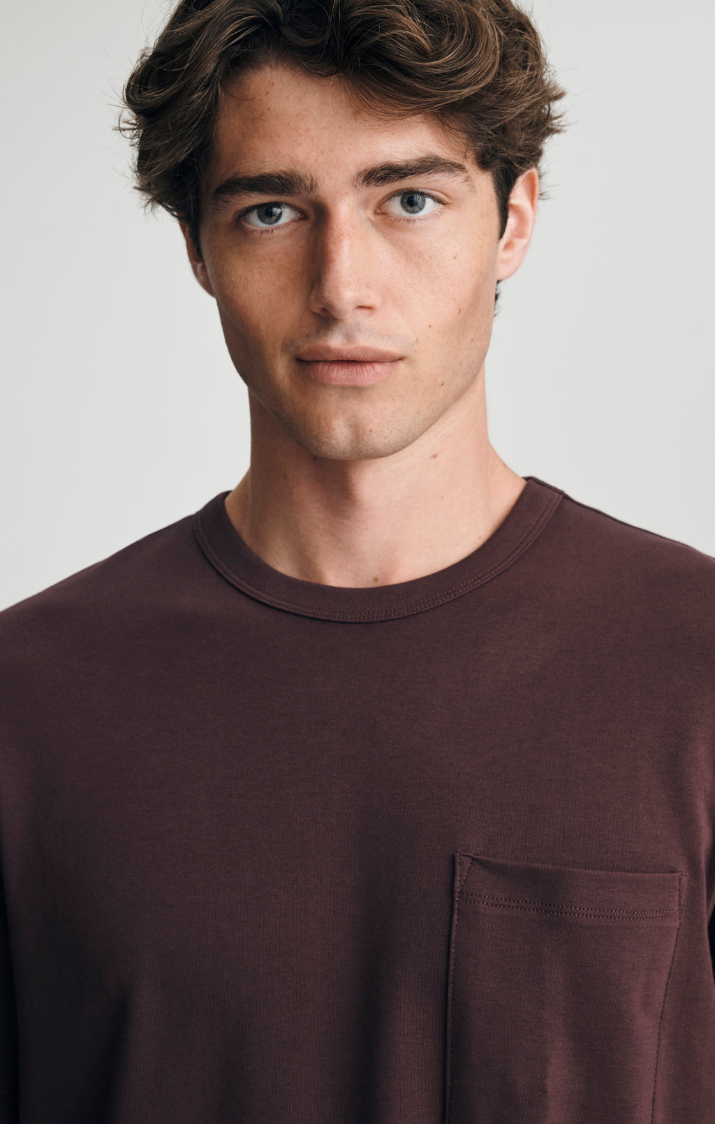 POCKET CREW NECK T-SHIRT IN FUDGE