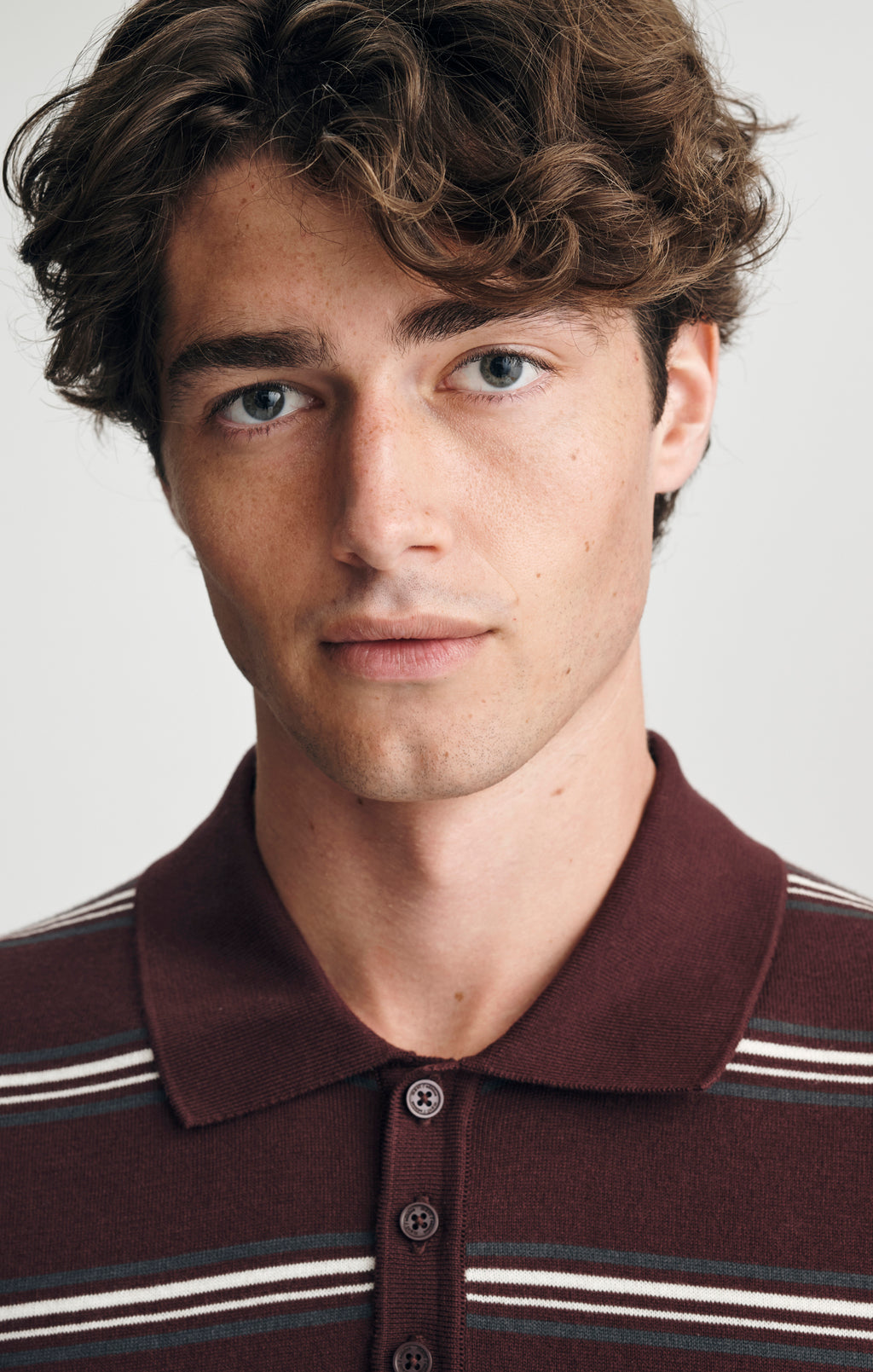 SHORT SLEEVE POLO SWEATER IN FUDGE