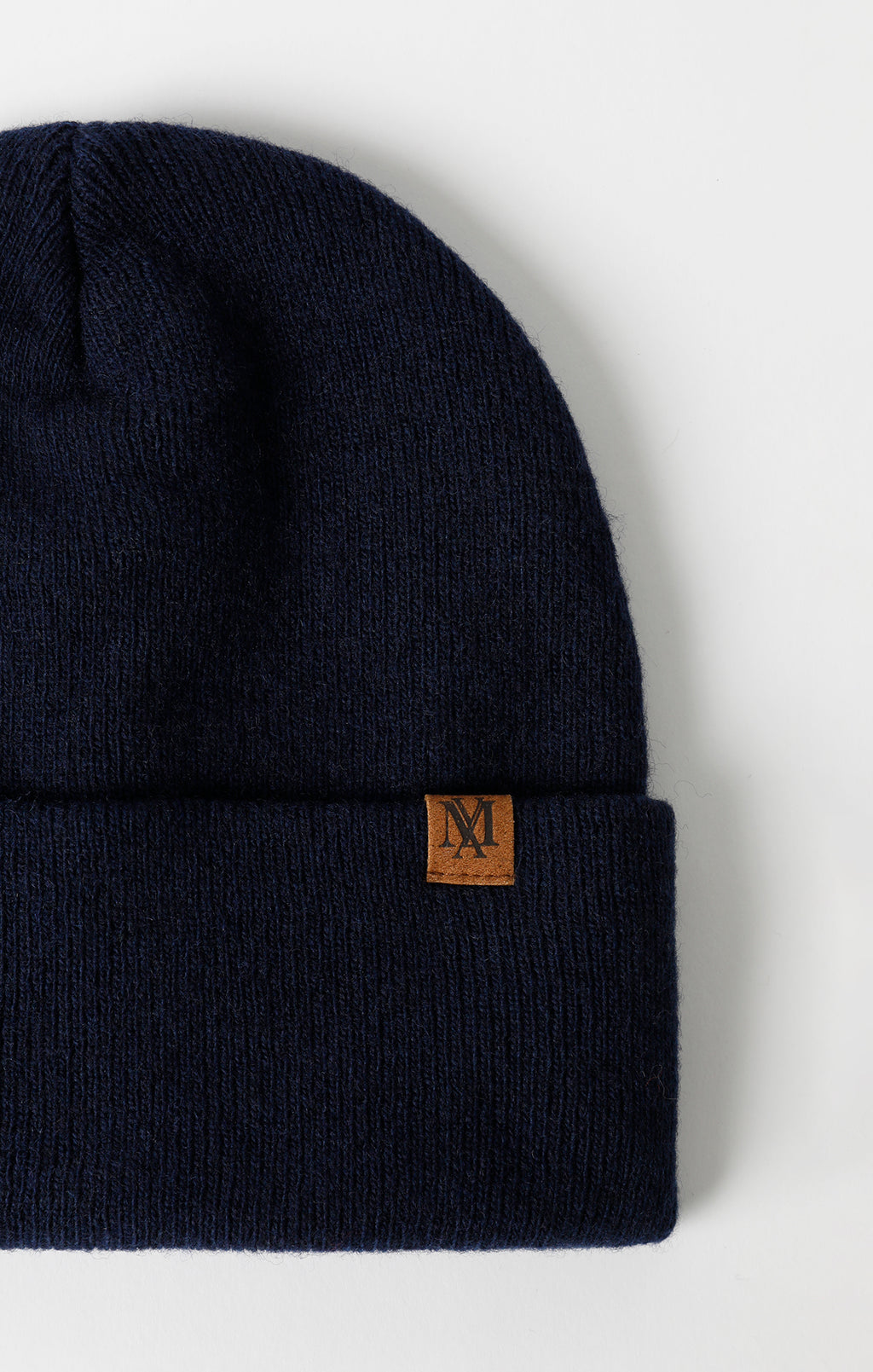 RIBBED LOGO TAB BEANIE IN NAVY