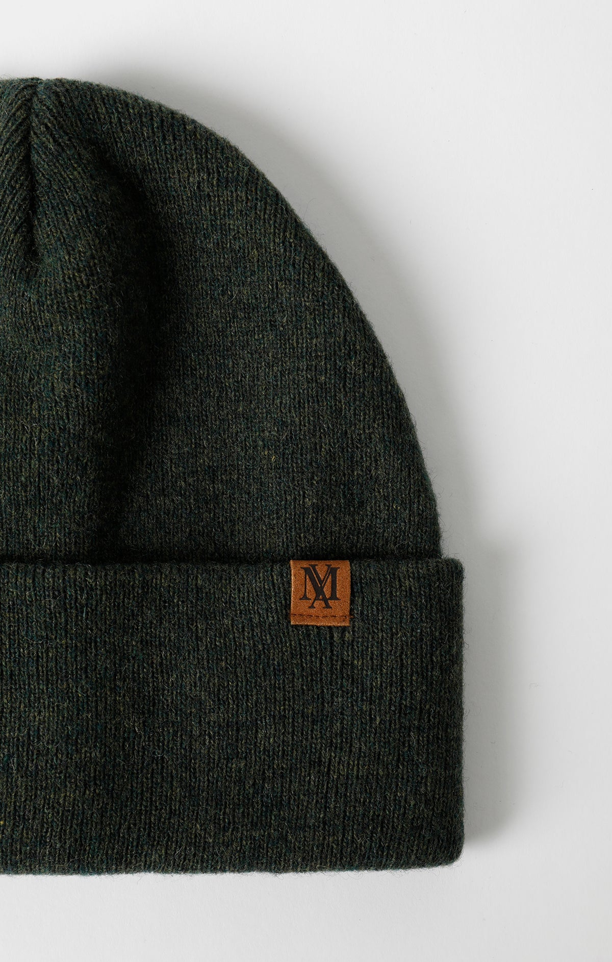 RIBBED LOGO TAB BEANIE IN PINE GREEN