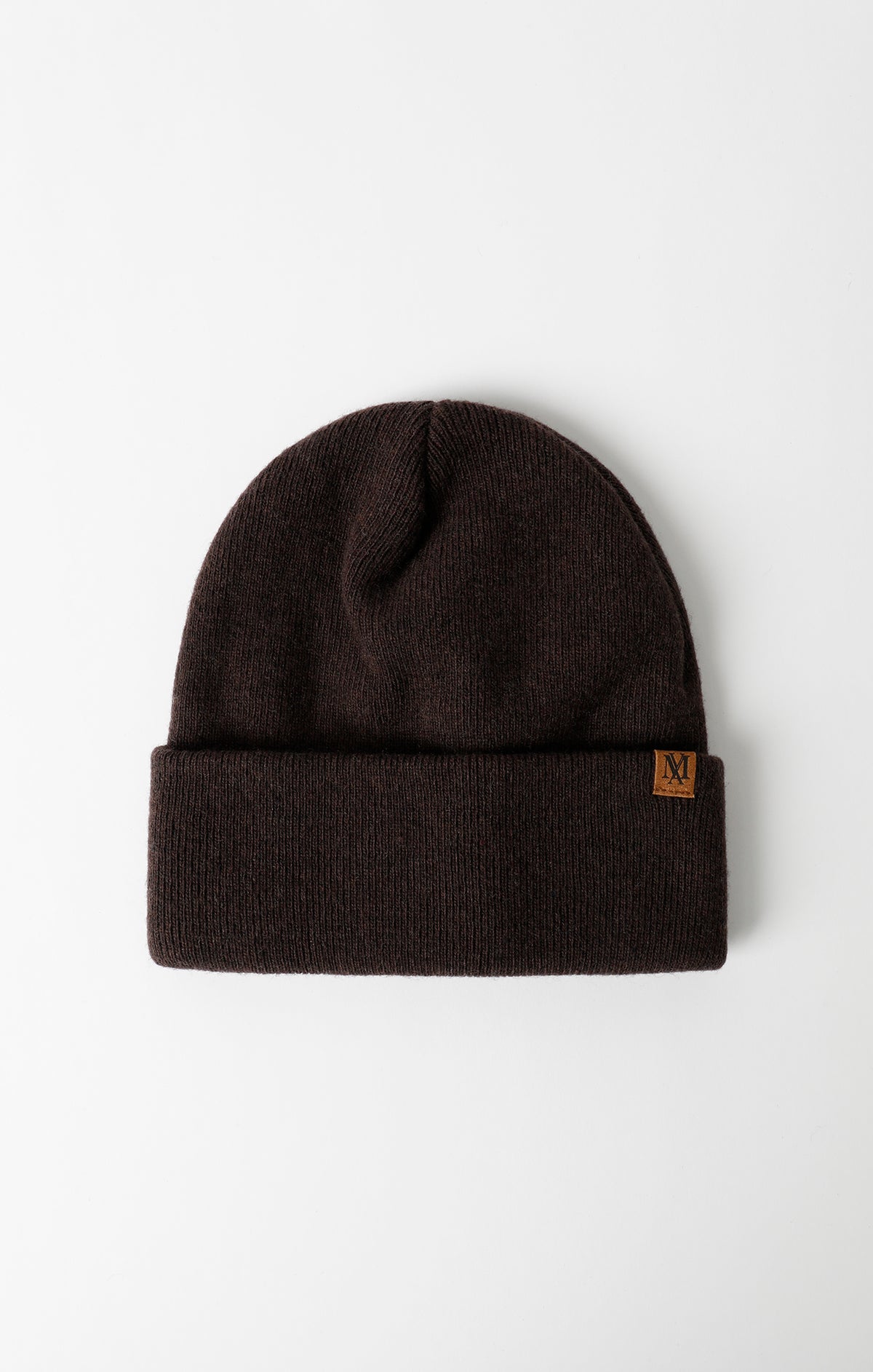 RIBBED LOGO TAB BEANIE IN DARK BROWN