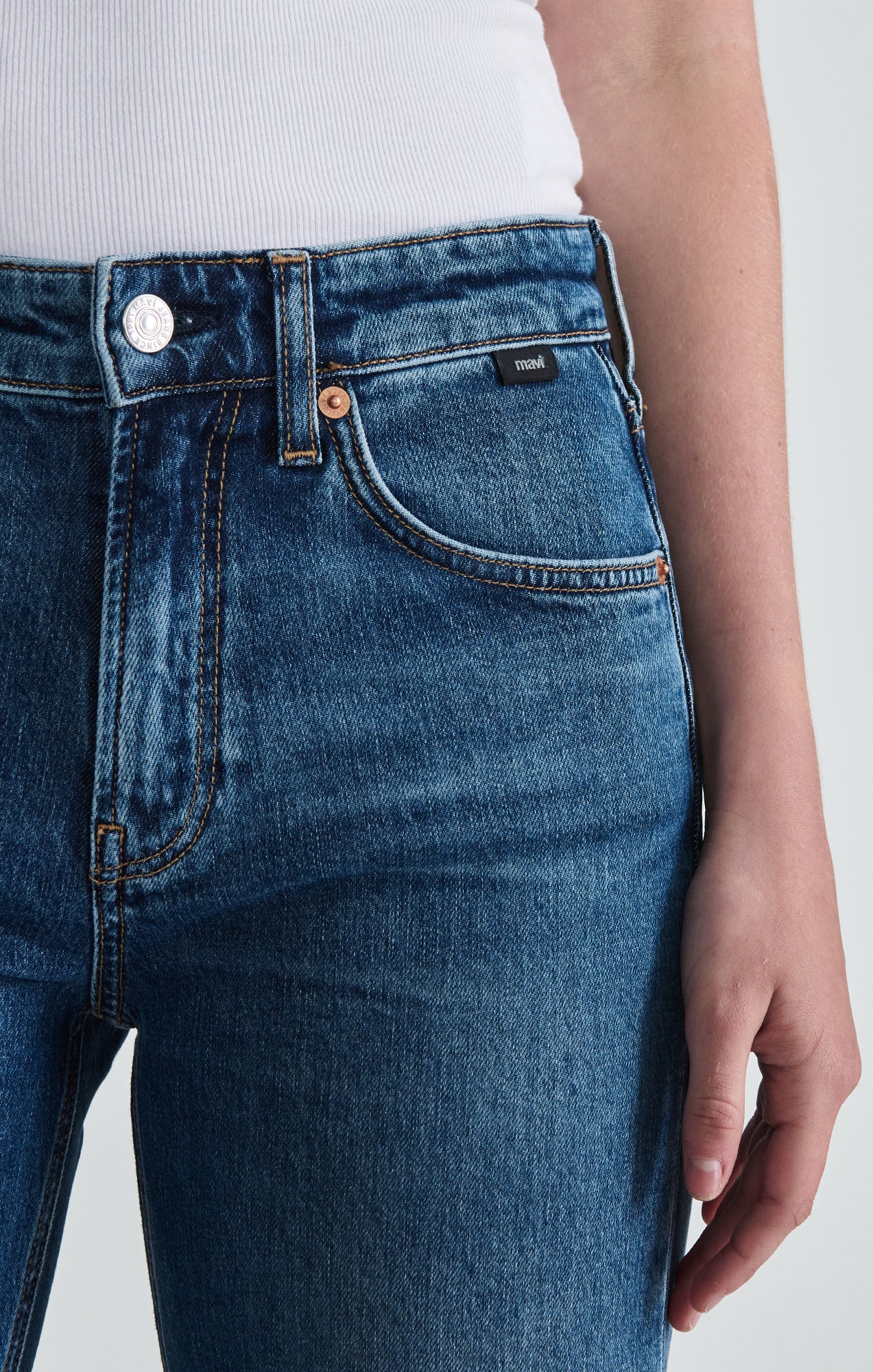 GRACE RELAXED FLARE IN MID BRUSHED CLASSIC BLUE - Mavi Jeans
