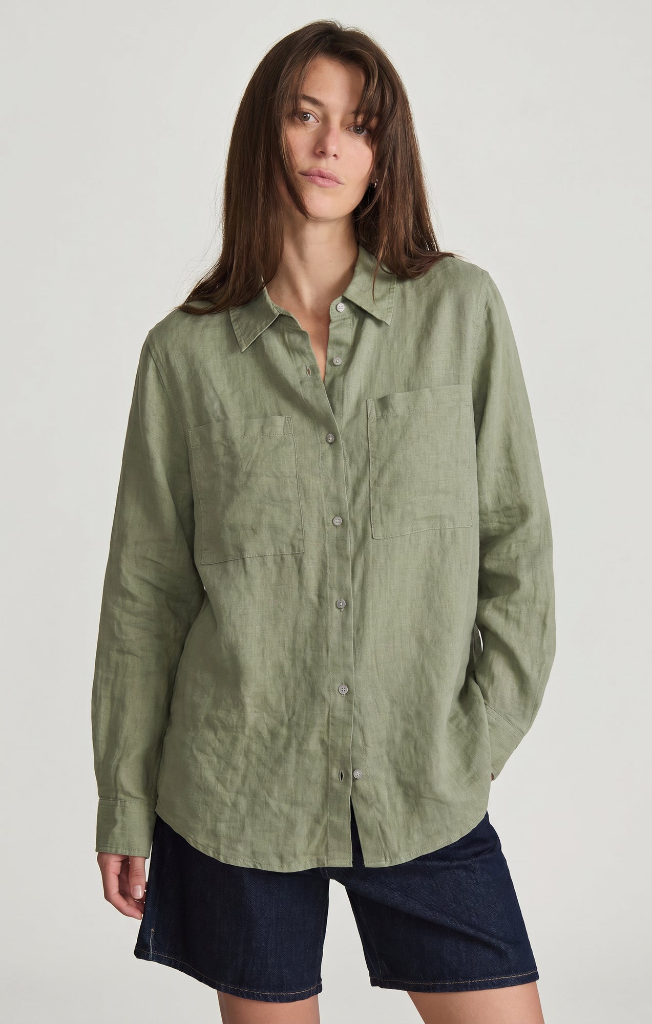 LINEN DOUBLE POCKET BUTTON-UP SHIRT IN SEA SPRAY