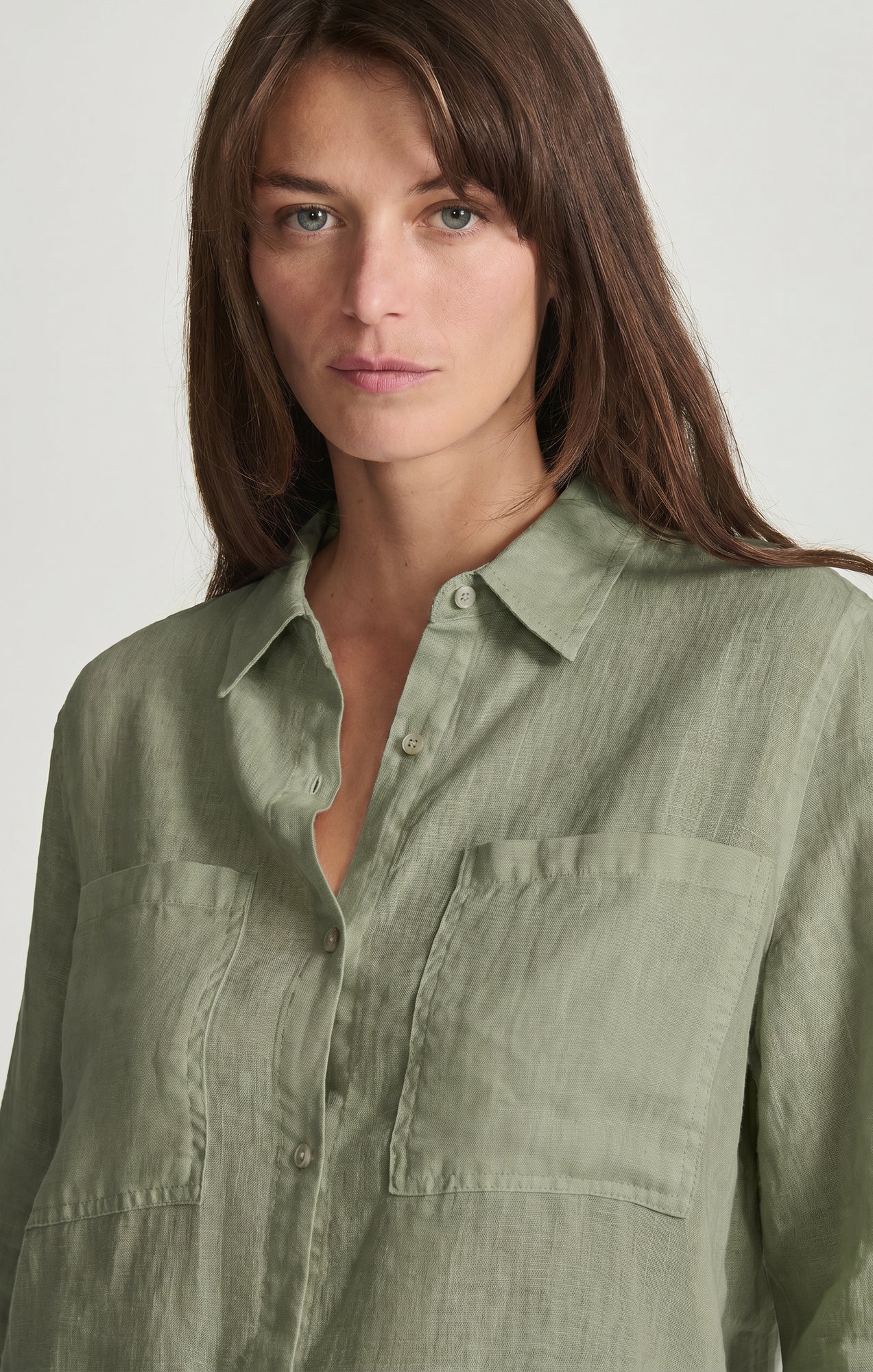 LINEN DOUBLE POCKET BUTTON-UP SHIRT IN SEA SPRAY