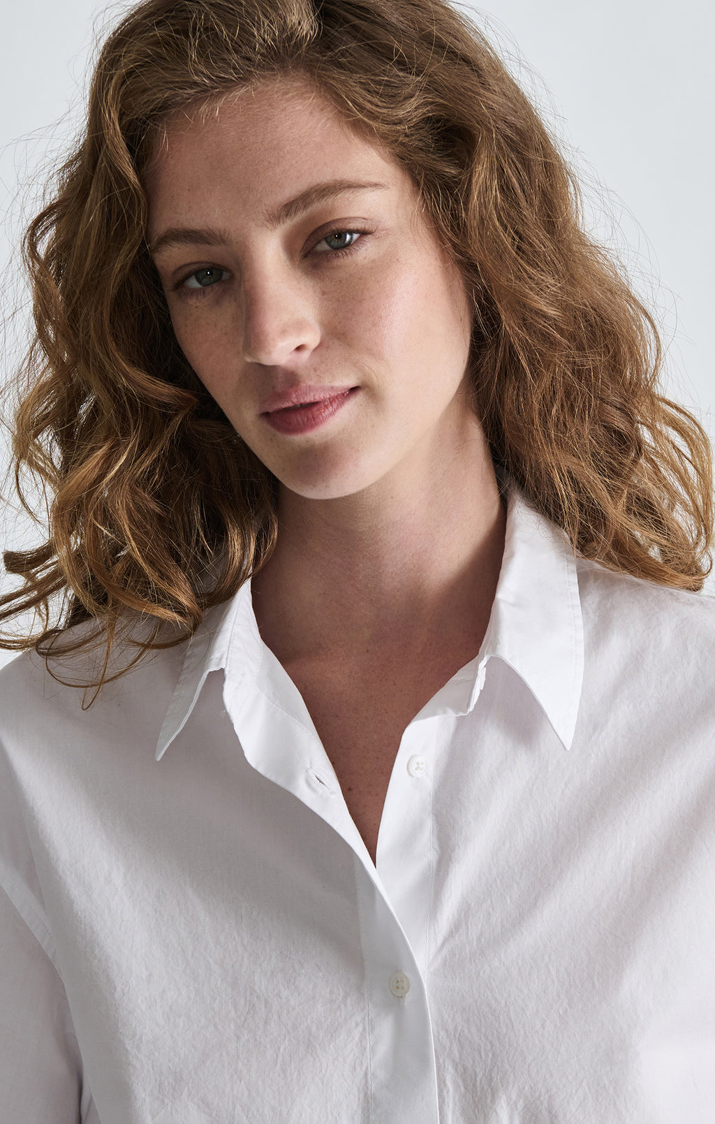 SHORT SLEEVE BUTTON-UP SHIRT IN WHITE