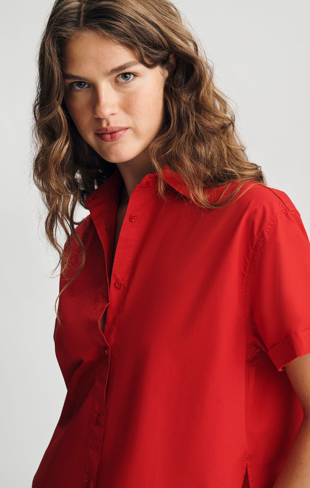 SHORT SLEEVE BUTTON-UP SHIRT IN EQUESTRIAN RED