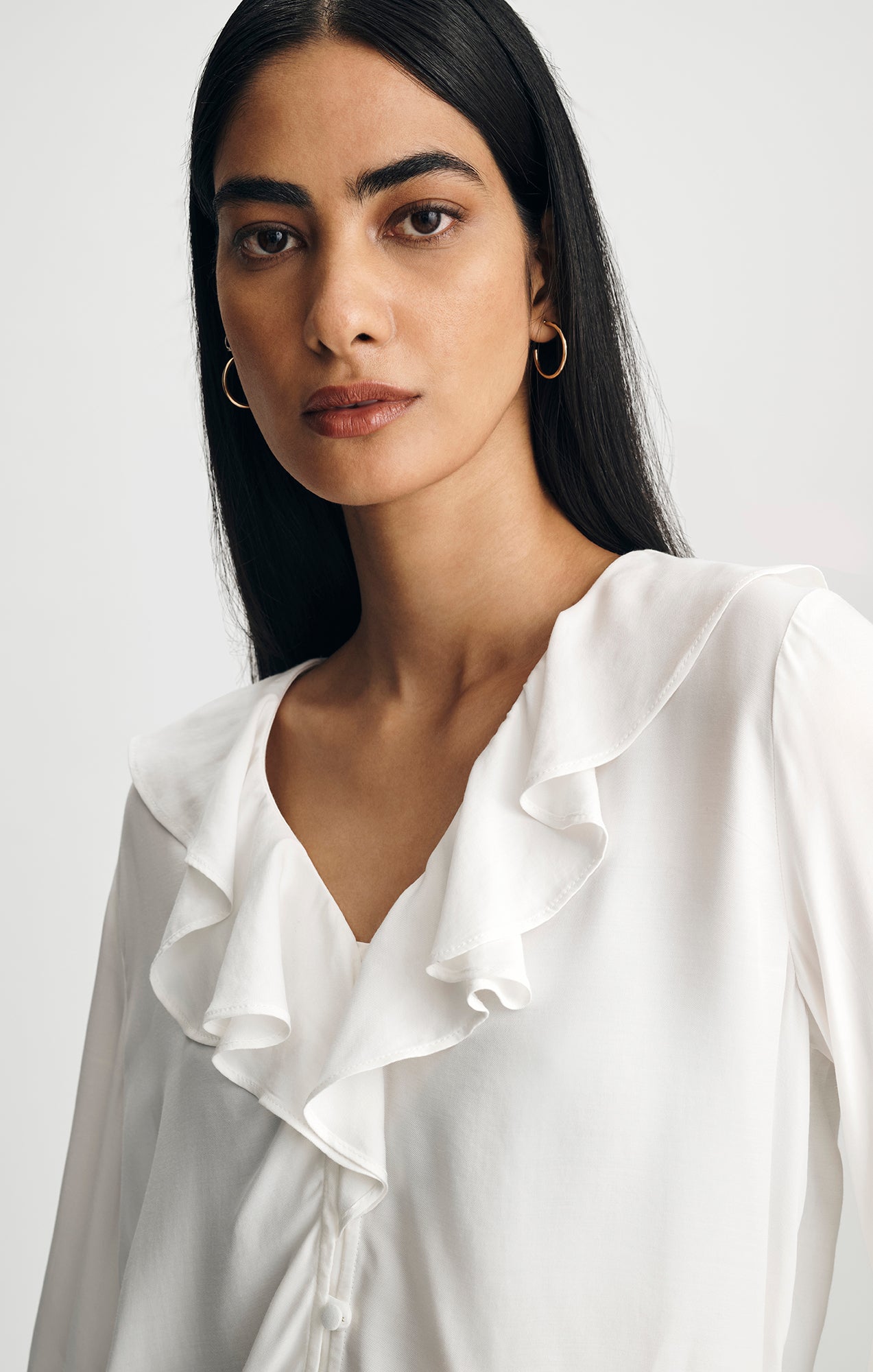 RUFFLE V-NECK SHIRT IN ANTIQUE WHITE - Mavi Jeans