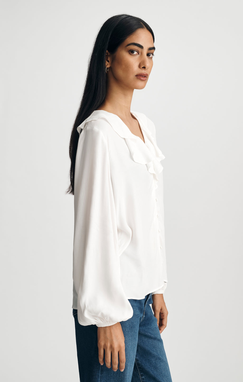 RUFFLE V-NECK SHIRT IN ANTIQUE WHITE - Mavi Jeans