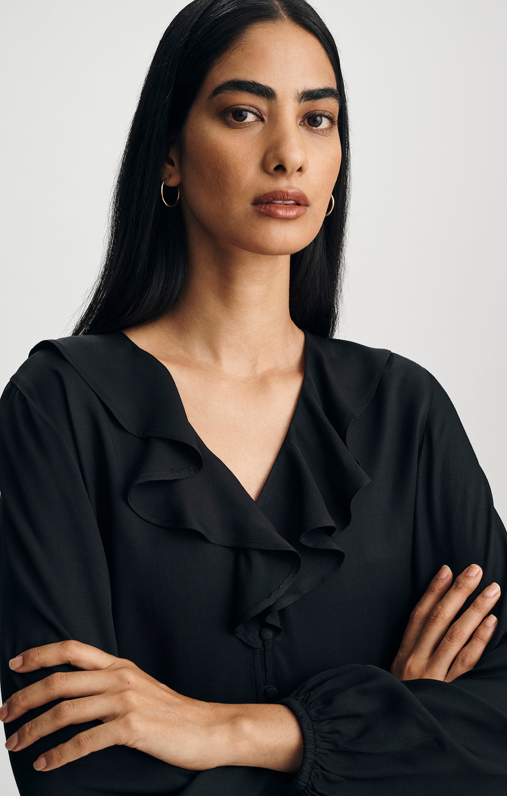 RUFFLE V-NECK SHIRT IN BLACK - Mavi Jeans