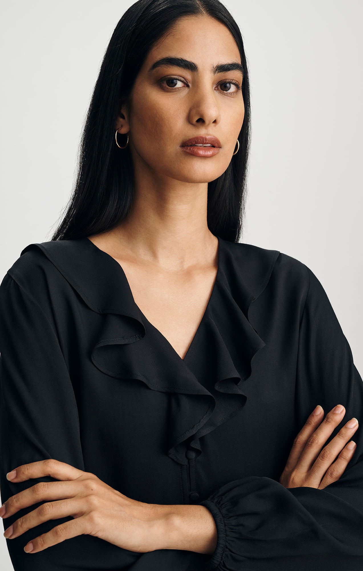 RUFFLE V-NECK SHIRT IN BLACK - Mavi Jeans