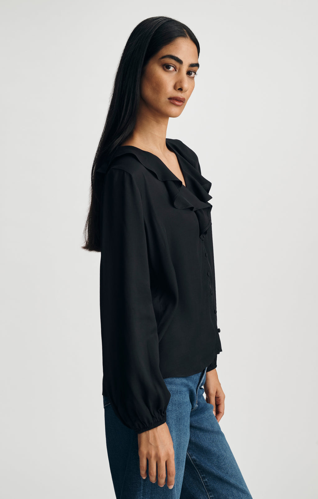 RUFFLE V-NECK SHIRT IN BLACK - Mavi Jeans