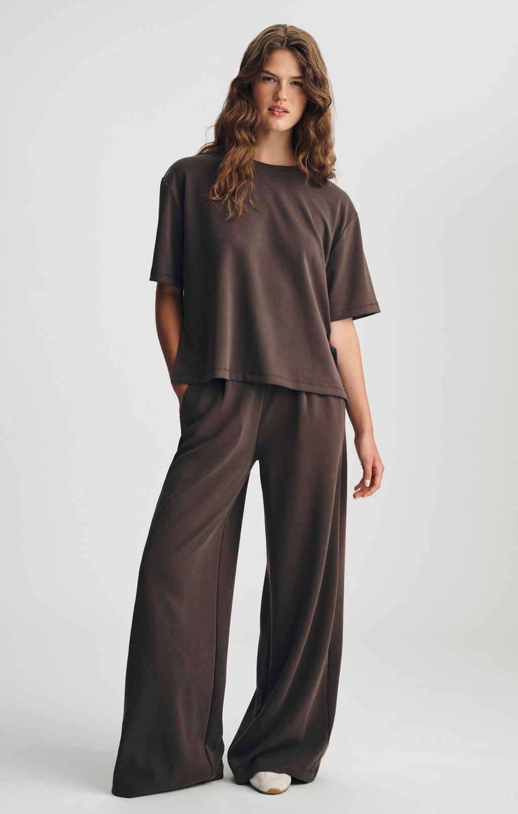 LUXE TOUCH TENCEL™ CREW NECK T-SHIRT IN COFFEE BEAN - Mavi Jeans
