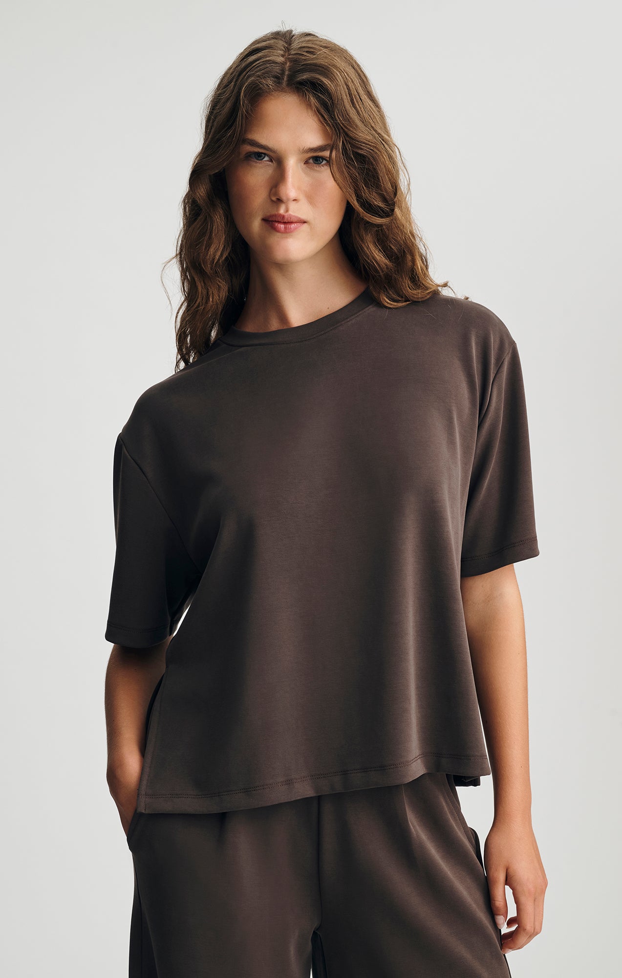 LUXE TOUCH TENCEL™ CREW NECK T-SHIRT IN COFFEE BEAN - Mavi Jeans