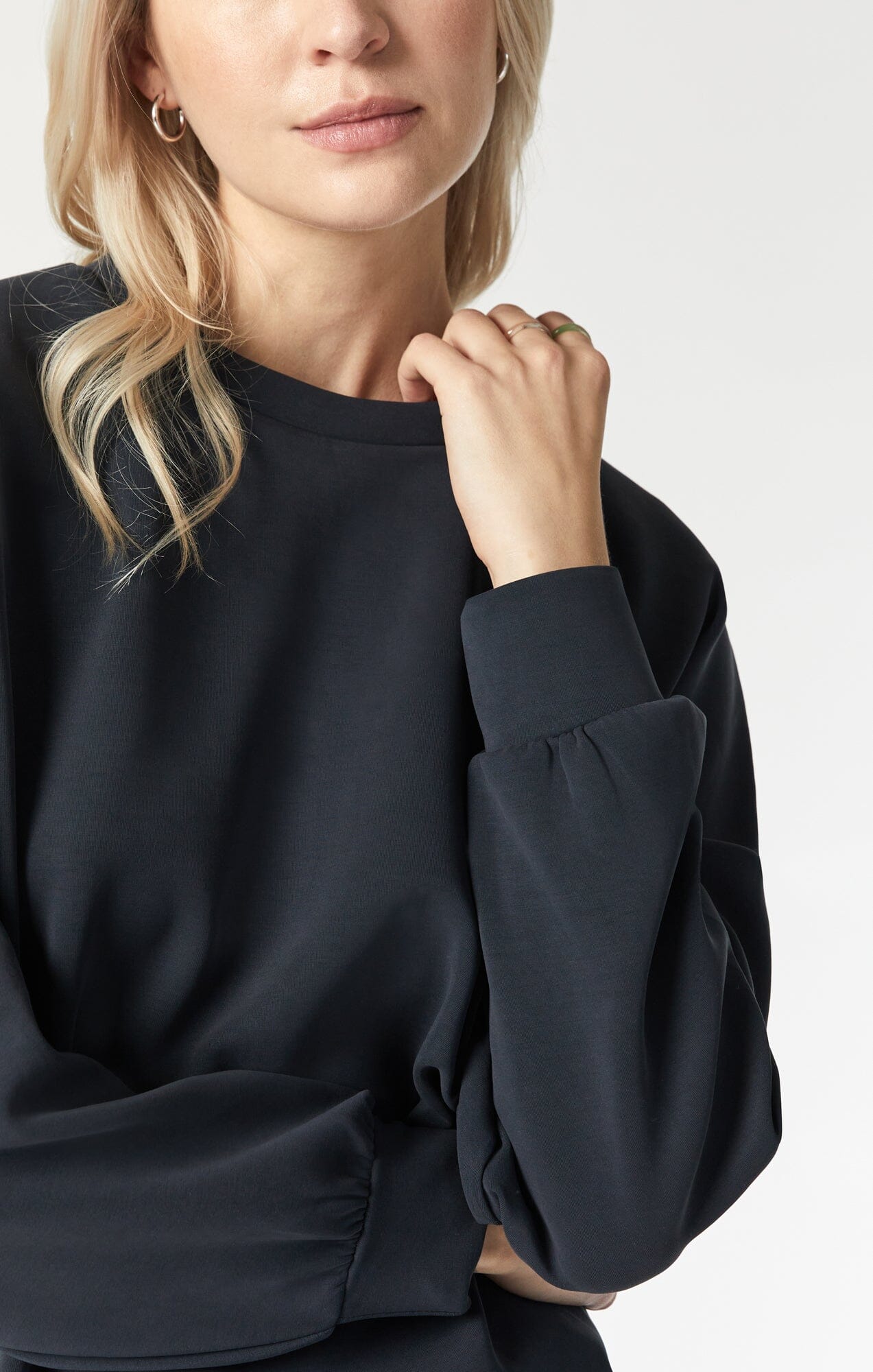LUXE TOUCH TENCEL™ SWEATSHIRT IN BLACK - Mavi Jeans