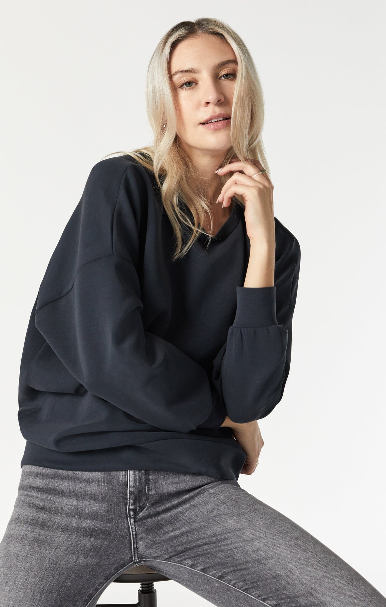LUXE TOUCH TENCEL™ SWEATSHIRT IN BLACK - Mavi Jeans