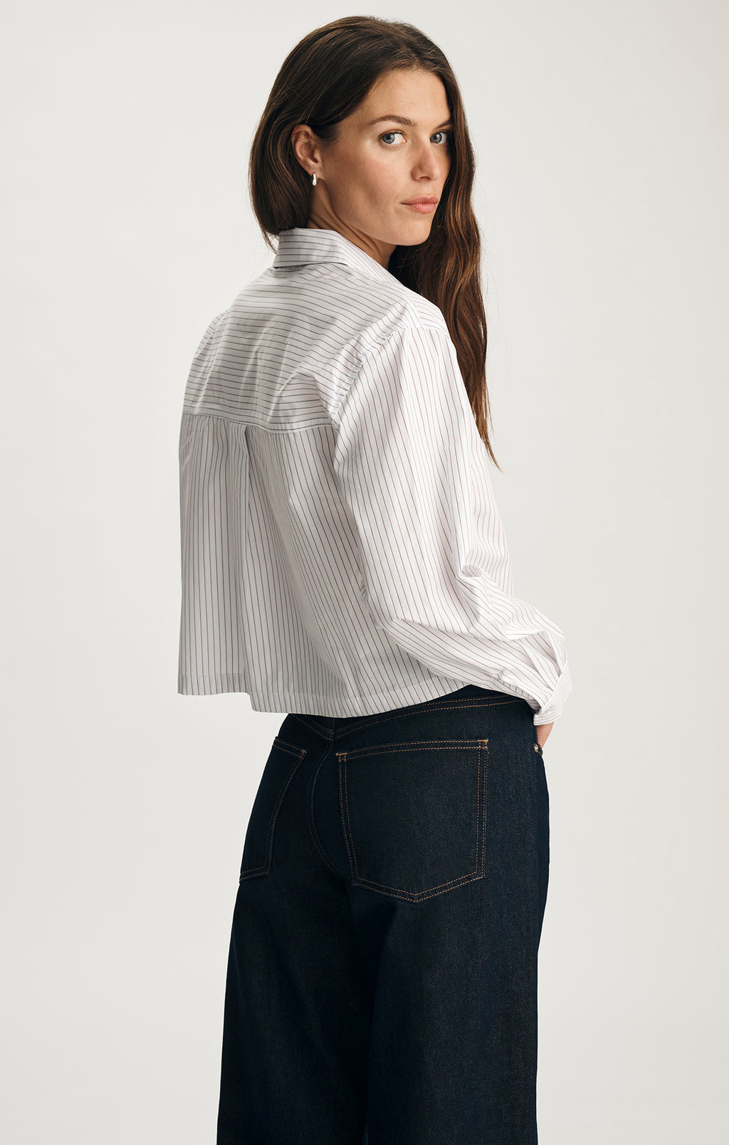 CROPPED LONG SLEEVE BUTTON-UP SHIRT IN BURGUNDY STRIPE