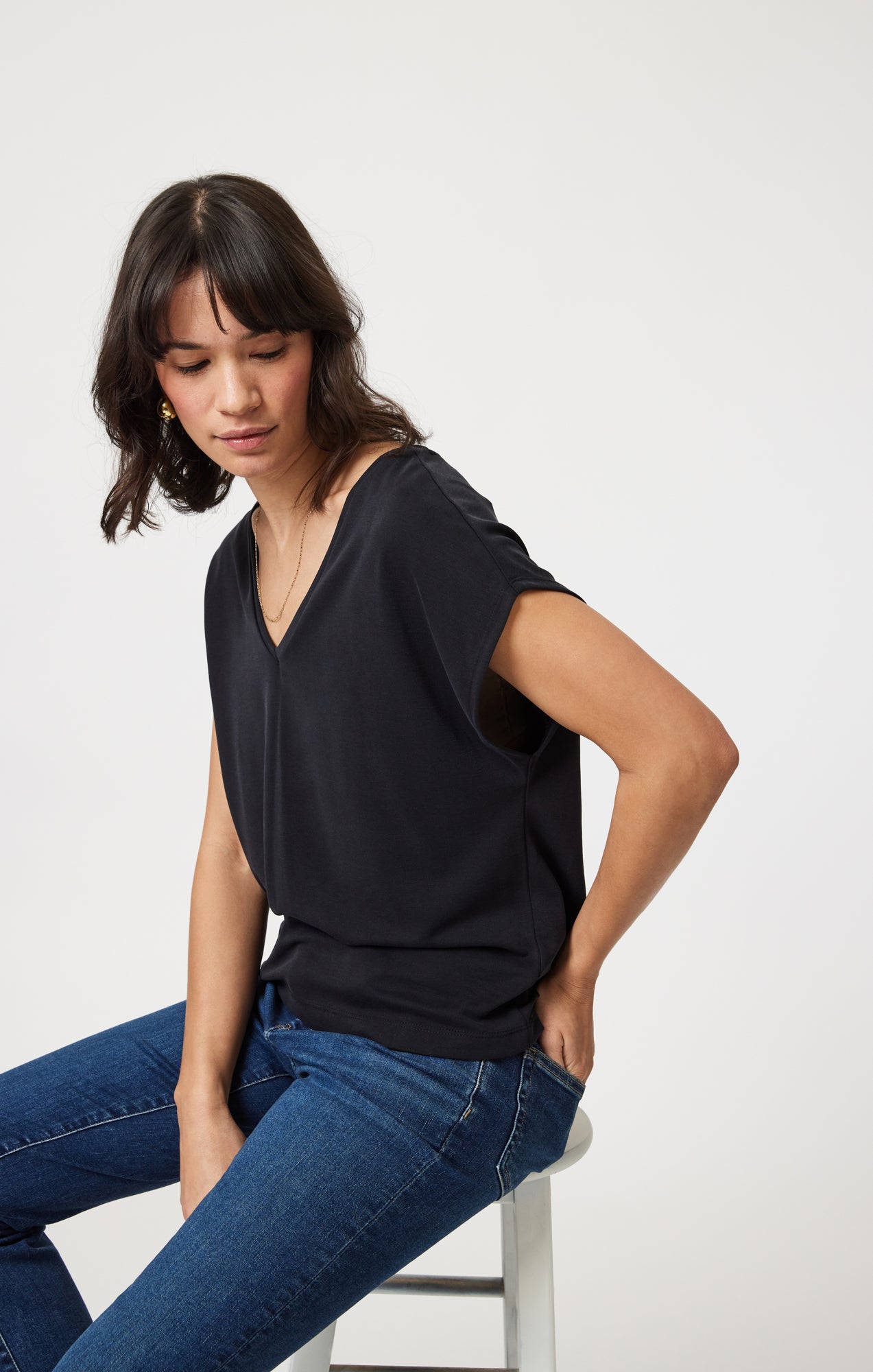 LUXE TOUCH TENCEL™ V-NECK T-SHIRT IN BLACK - Mavi Jeans