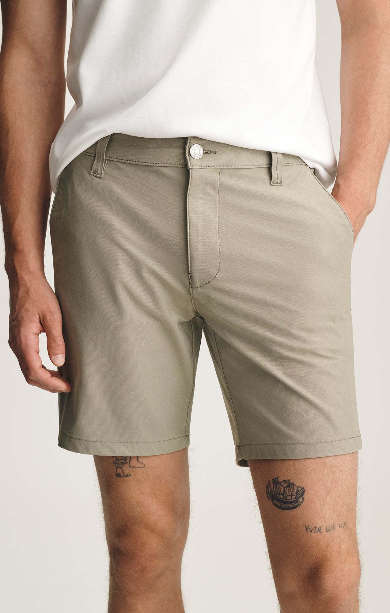 NOAH SHORTS IN BURNT OLIVE TECH - Mavi Jeans