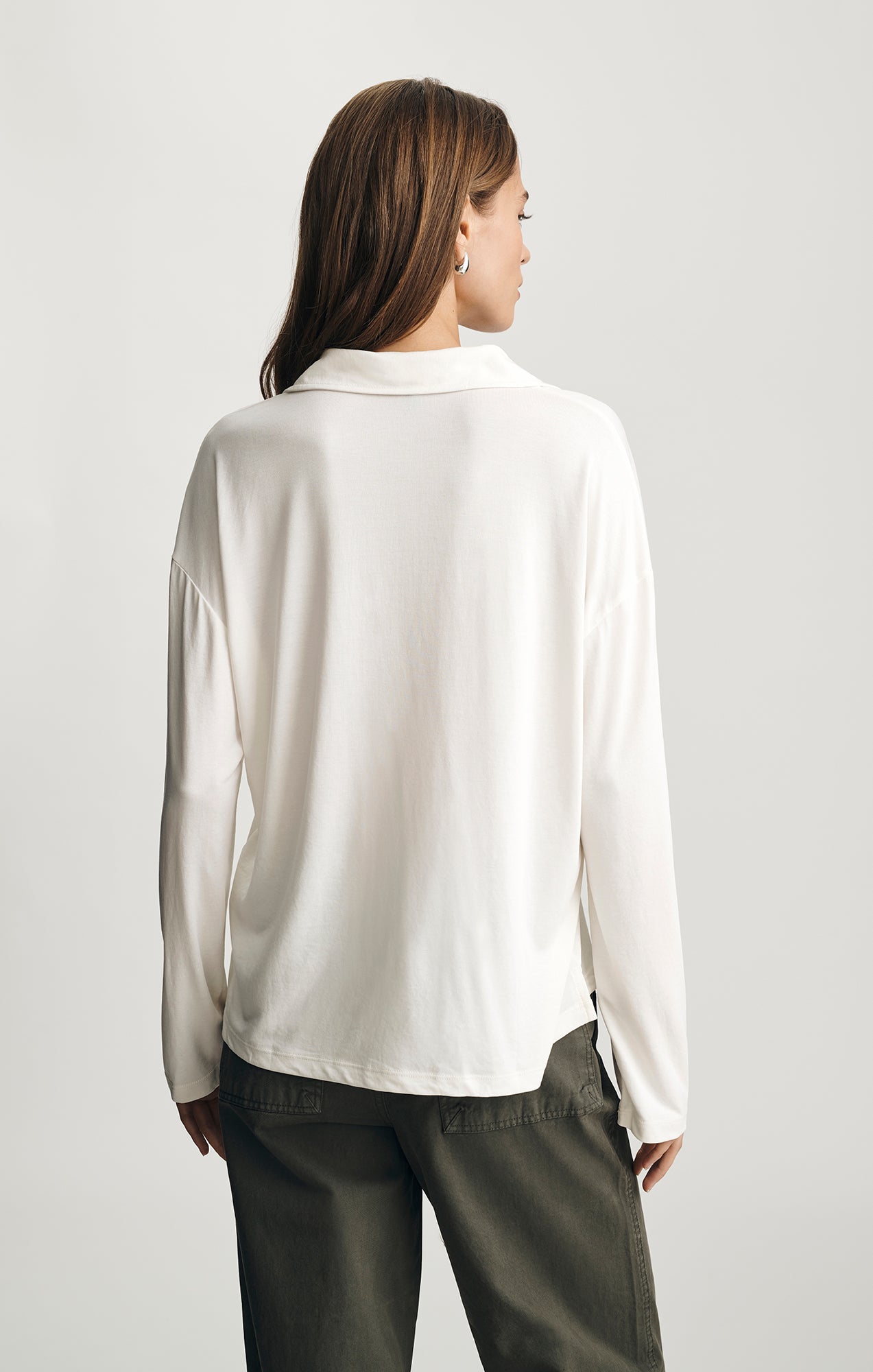 LUXE TOUCH TENCEL™ V-NECK T-SHIRT IN ANTIQUE WHITE - Mavi Jeans