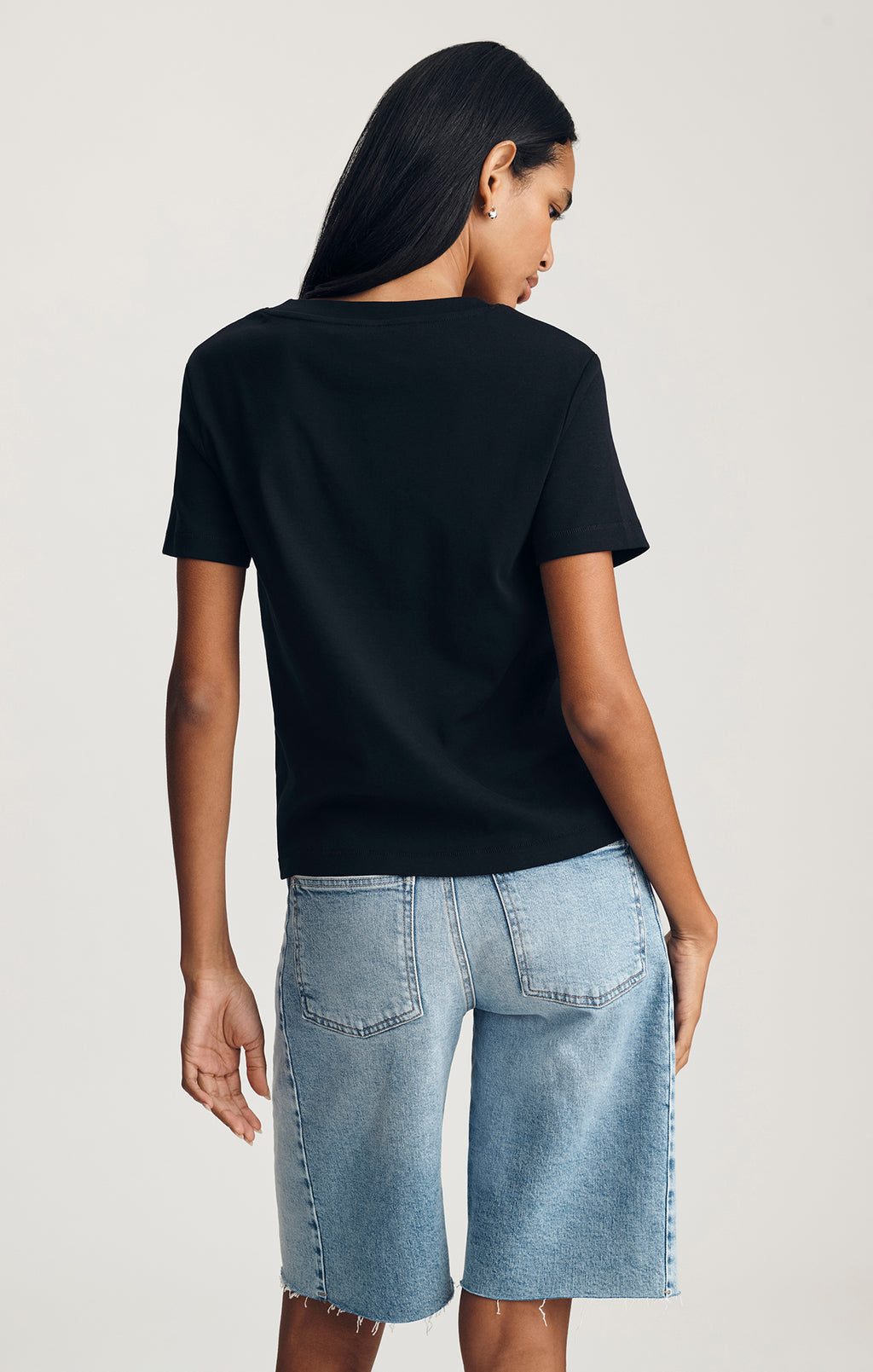 OLIVIA V-NECK T-SHIRT IN BLACK