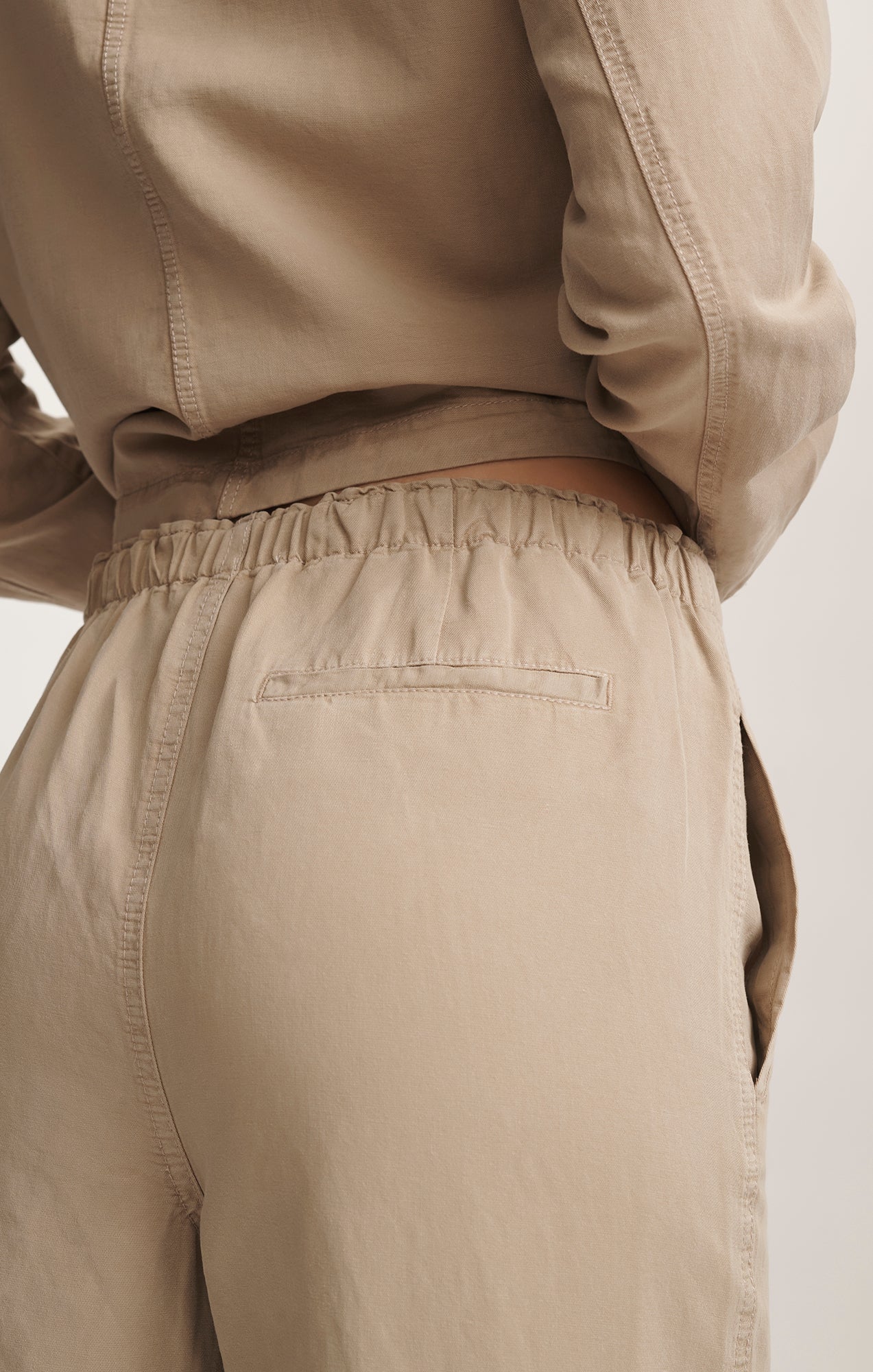 STRAIGHT LEG TENCEL™ PANTS IN CHINCHILLA - Mavi Jeans