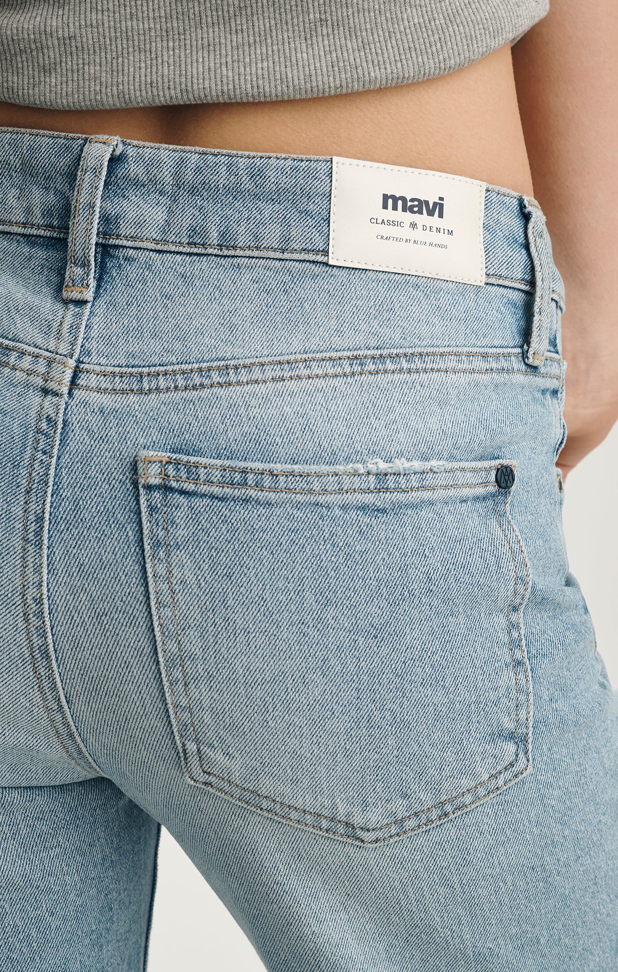 IBIZA LOOSE STRAIGHT LEG IN LIGHT BRUSHED CLASSIC DENIM - Mavi Jeans