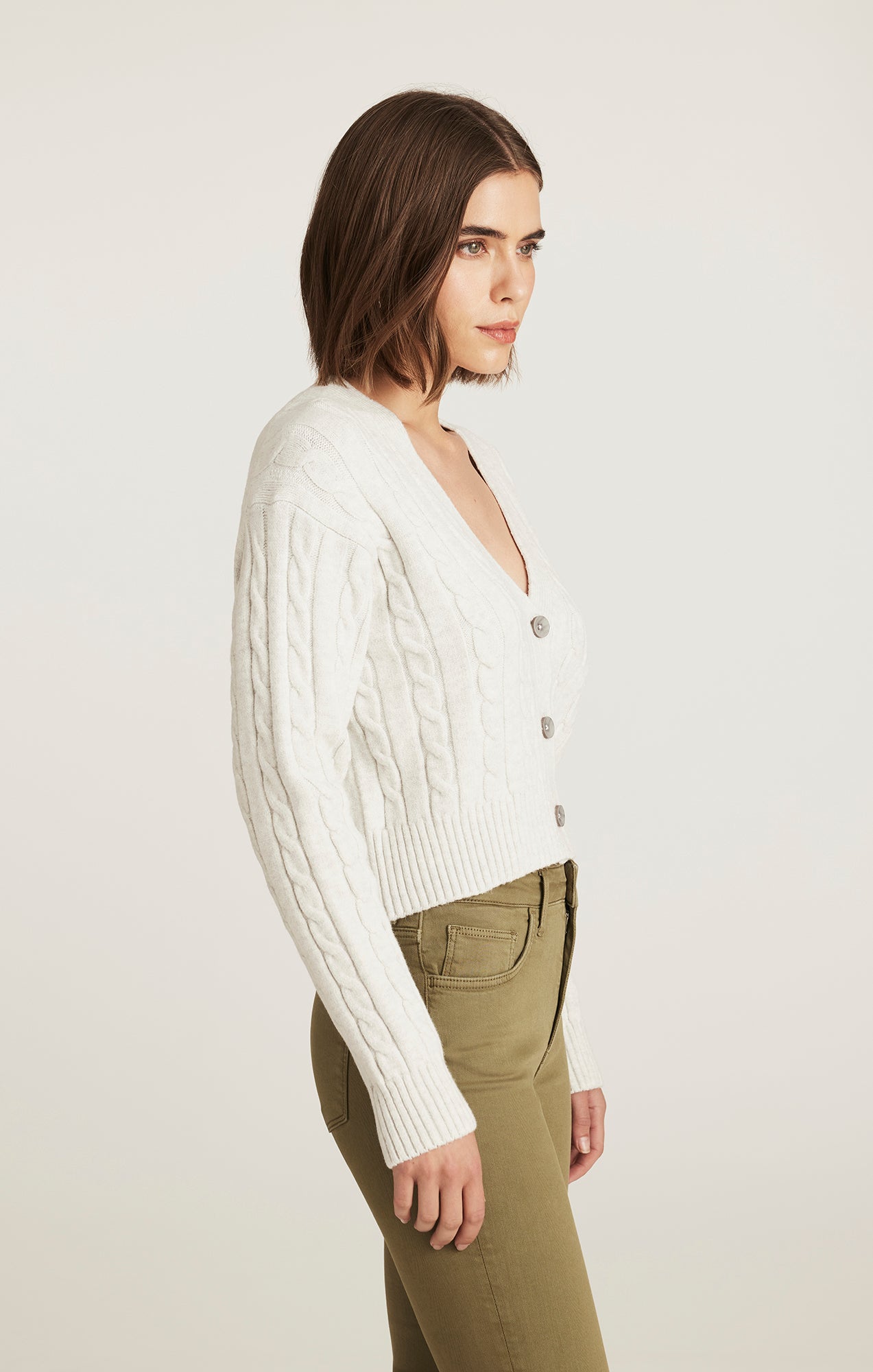 CROPPED CABLE-KNIT CARDIGAN IN LIGHT GREY MELANGE