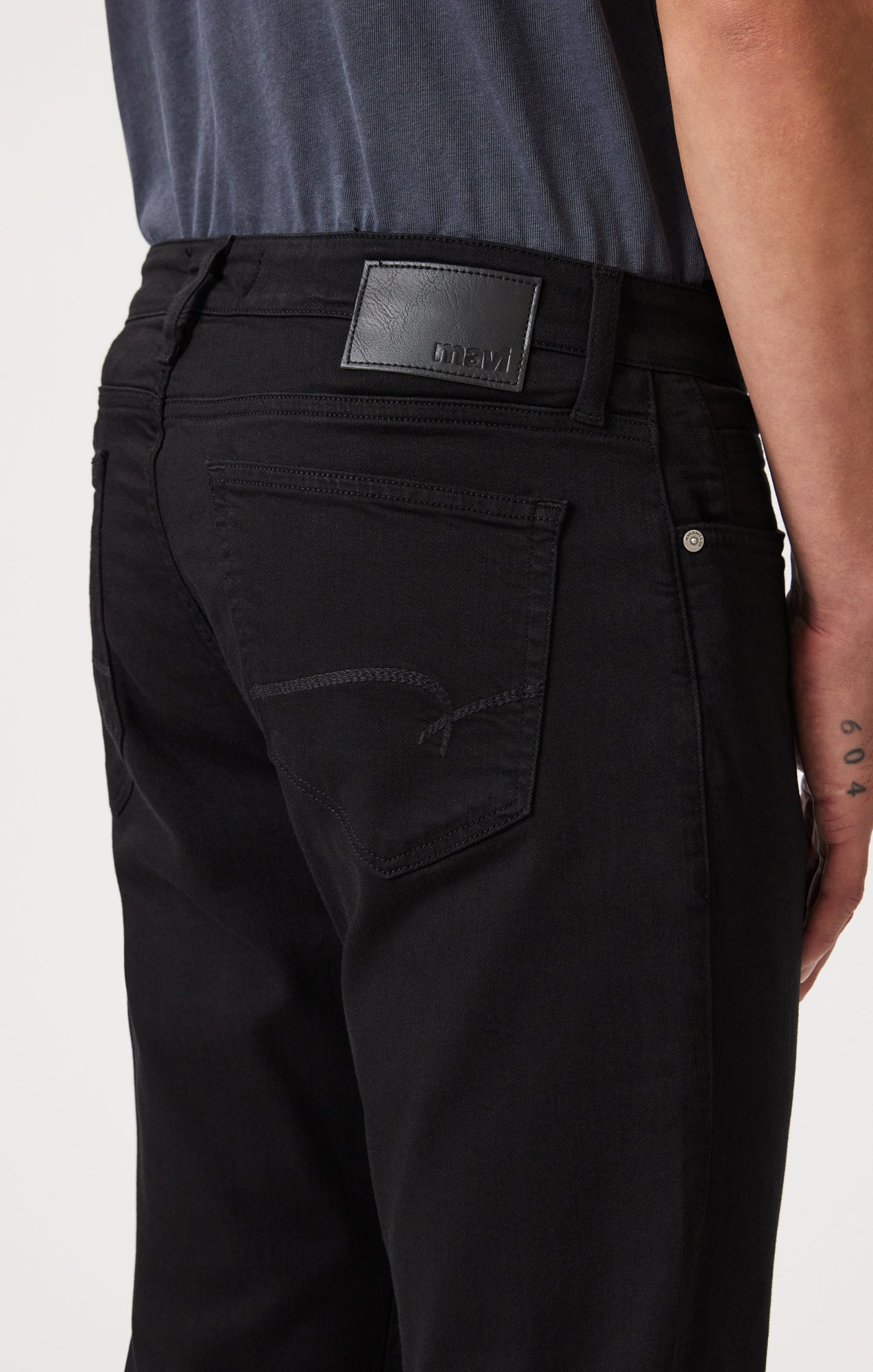 ZACH STRAIGHT LEG IN BLACK FEATHER BLUE - Mavi Jeans