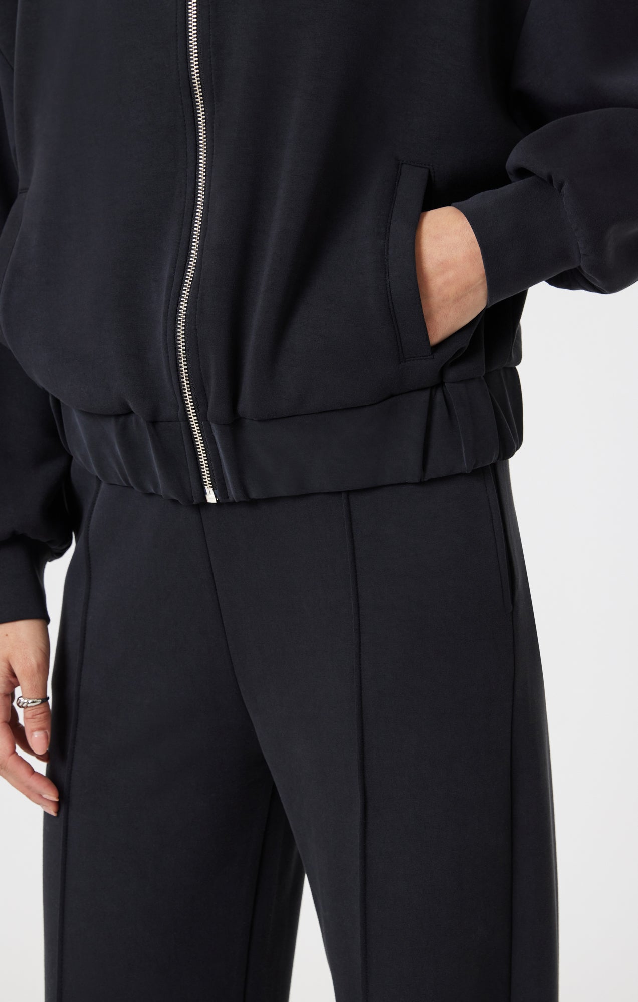 SPORTY LUXE TENCEL™ FULL ZIP SWEATSHIRT IN BLACK - Mavi Jeans