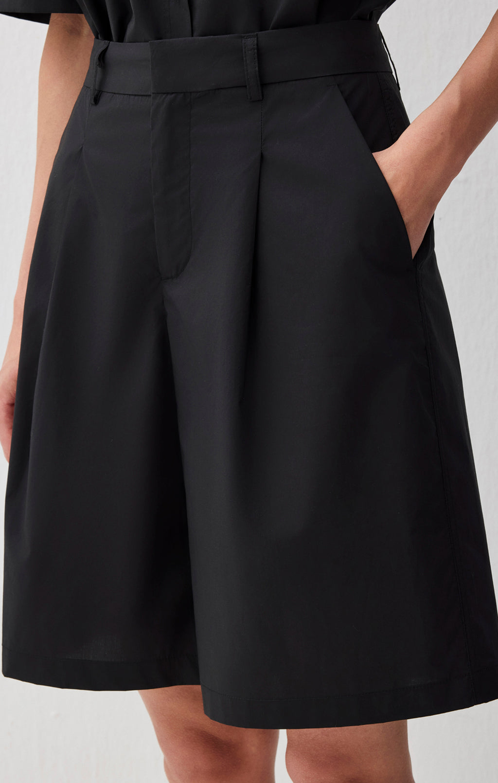 PLEATED SHORTS IN BLACK - Mavi Jeans