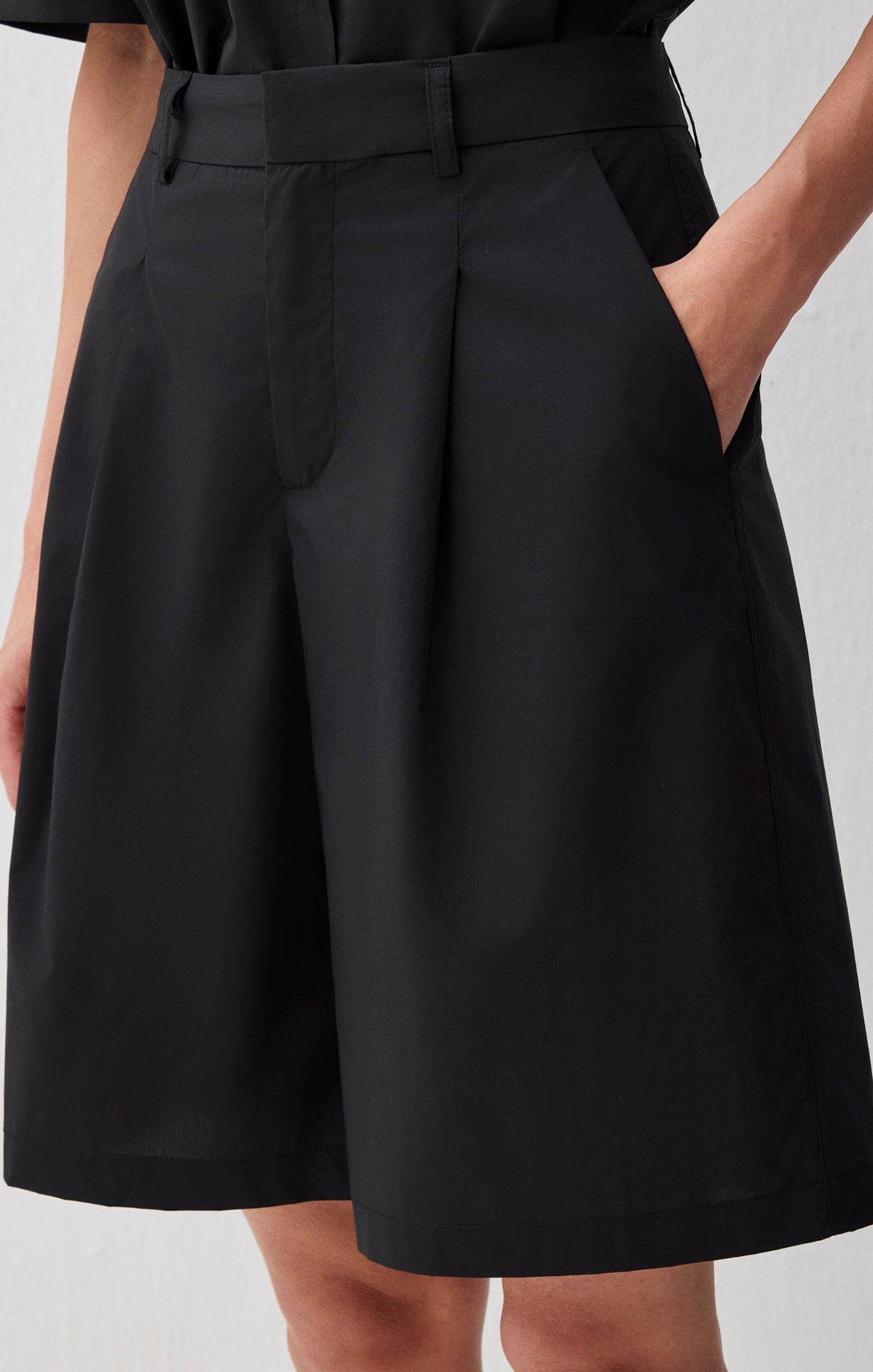 PLEATED SHORTS IN BLACK - Mavi Jeans