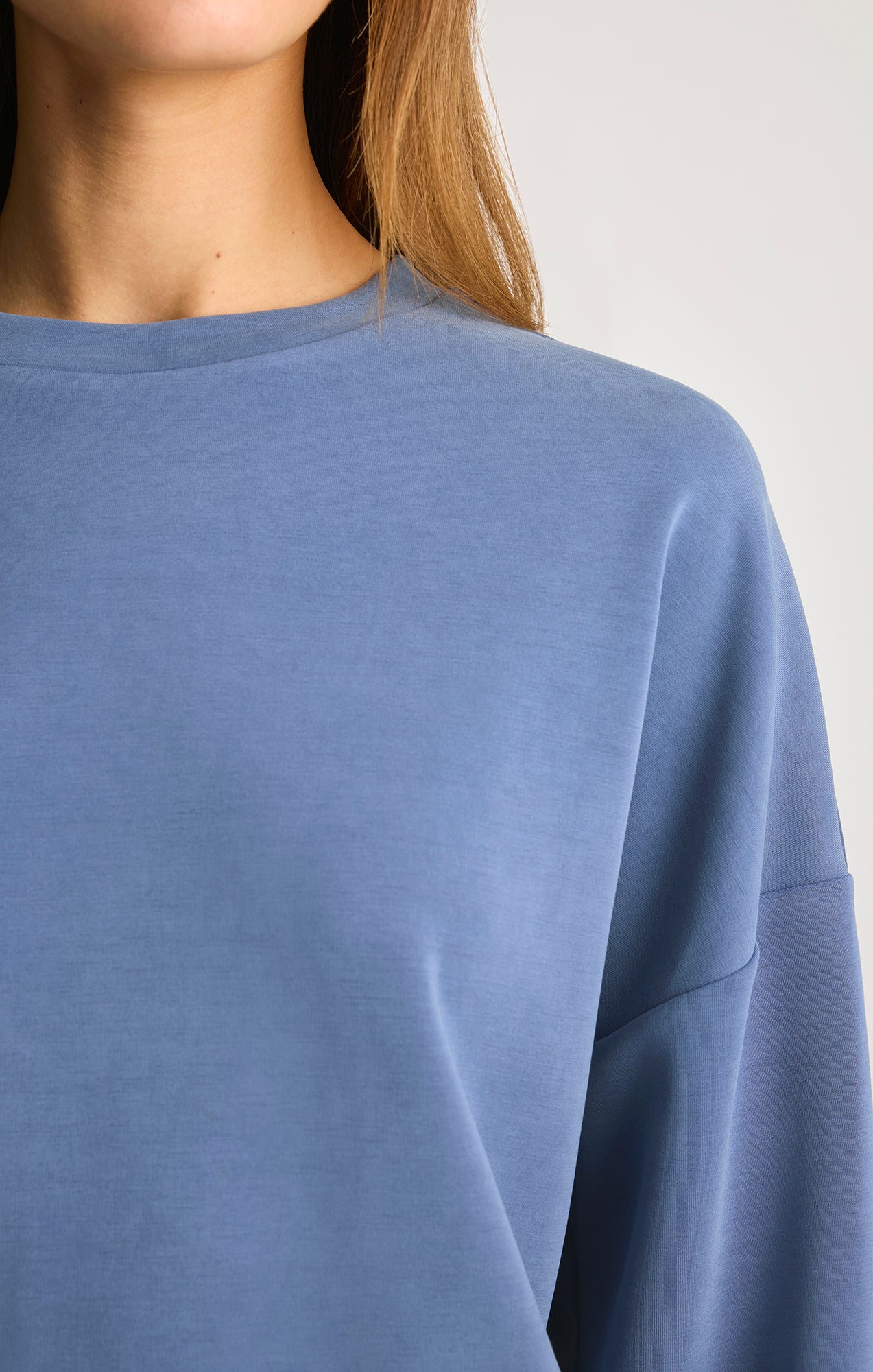 LUXE TOUCH TENCEL™ SWEATSHIRT IN BIJOU BLUE - Mavi Jeans