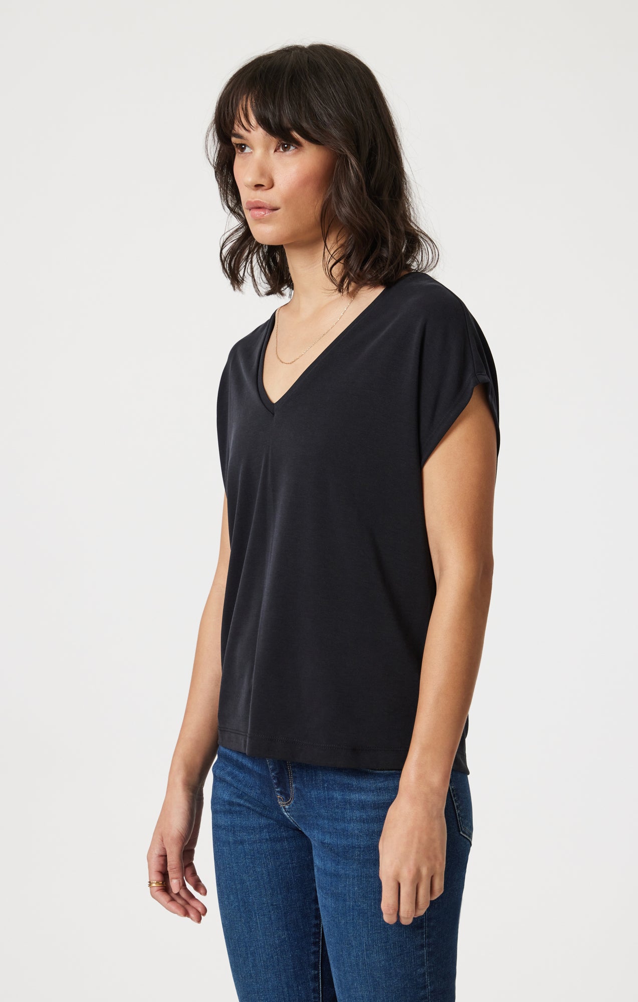 LUXE TOUCH TENCEL™ V-NECK T-SHIRT IN BLACK - Mavi Jeans