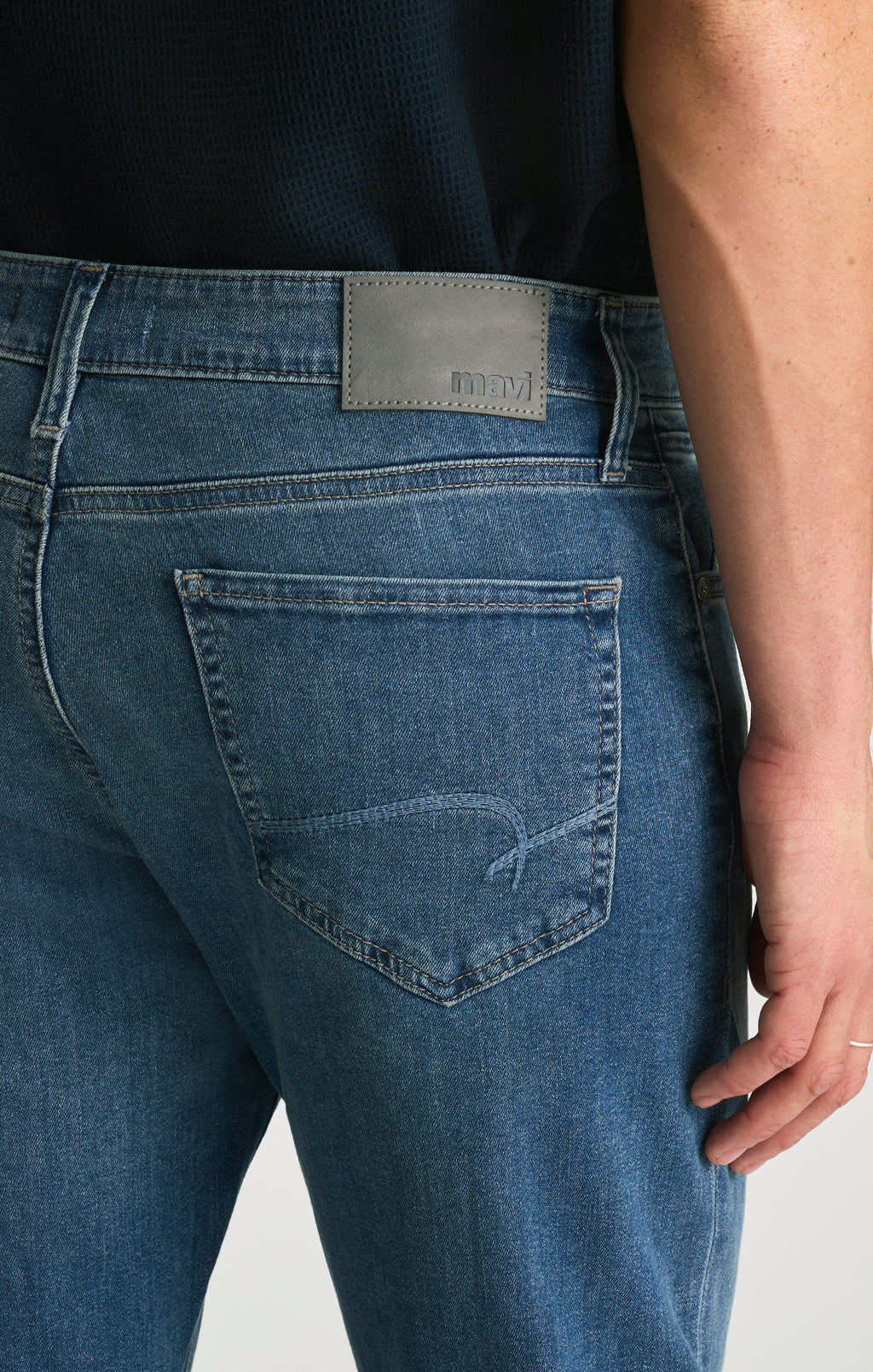 MATT RELAXED STRAIGHT LEG IN MID INDIGO BRUSHED WILLIAMSBURG