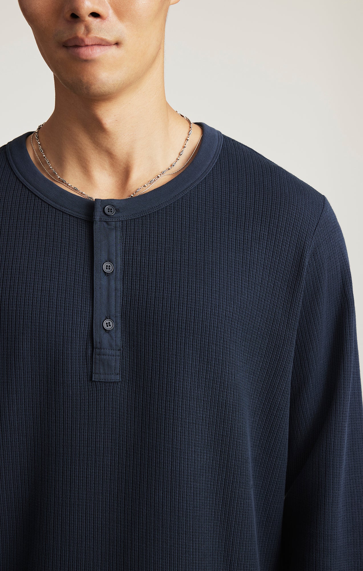 LONG SLEEVE HENLEY T-SHIRT IN TOTAL ECLIPSE - Mavi Jeans