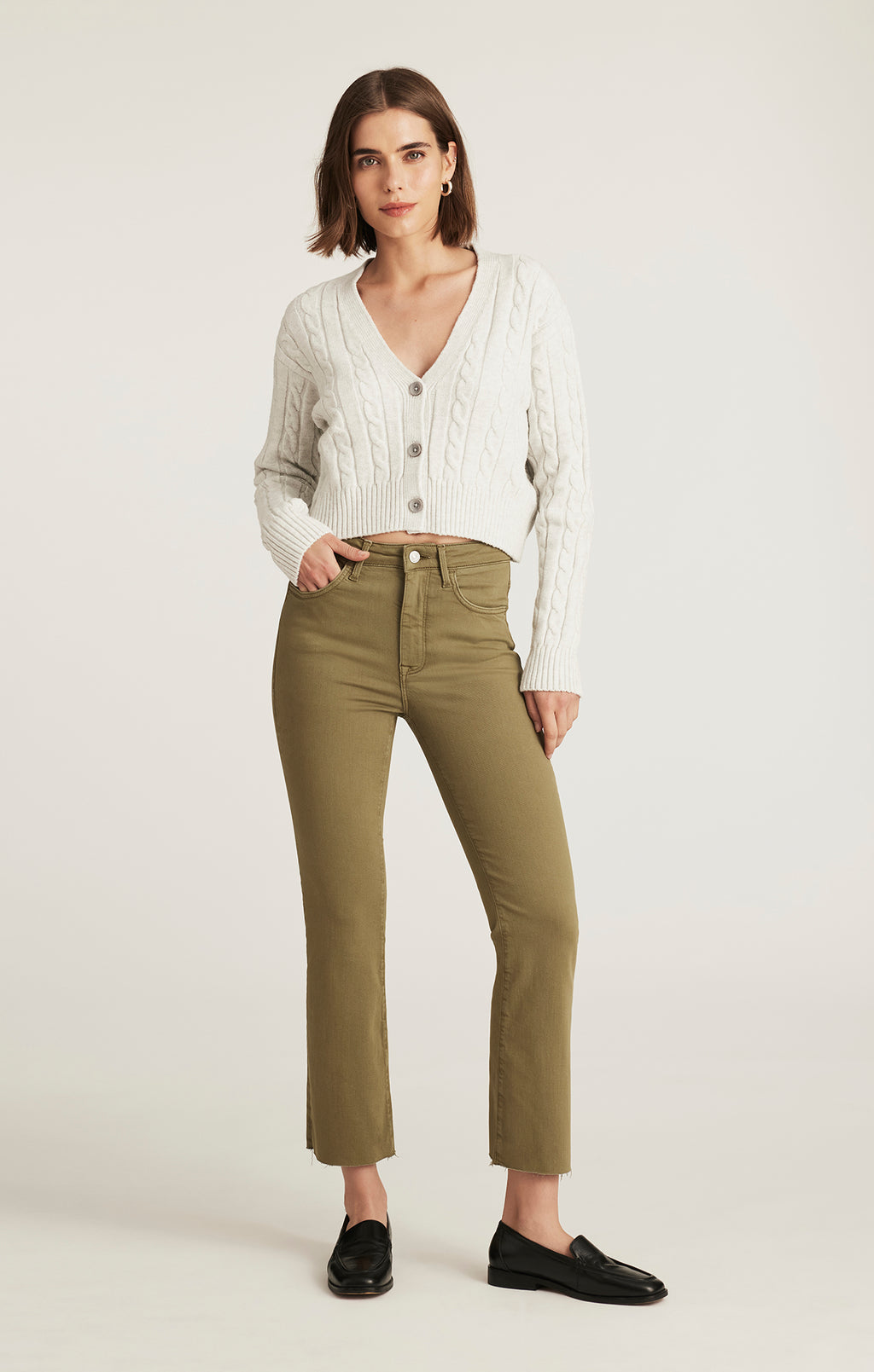 CROPPED CABLE-KNIT CARDIGAN IN LIGHT GREY MELANGE