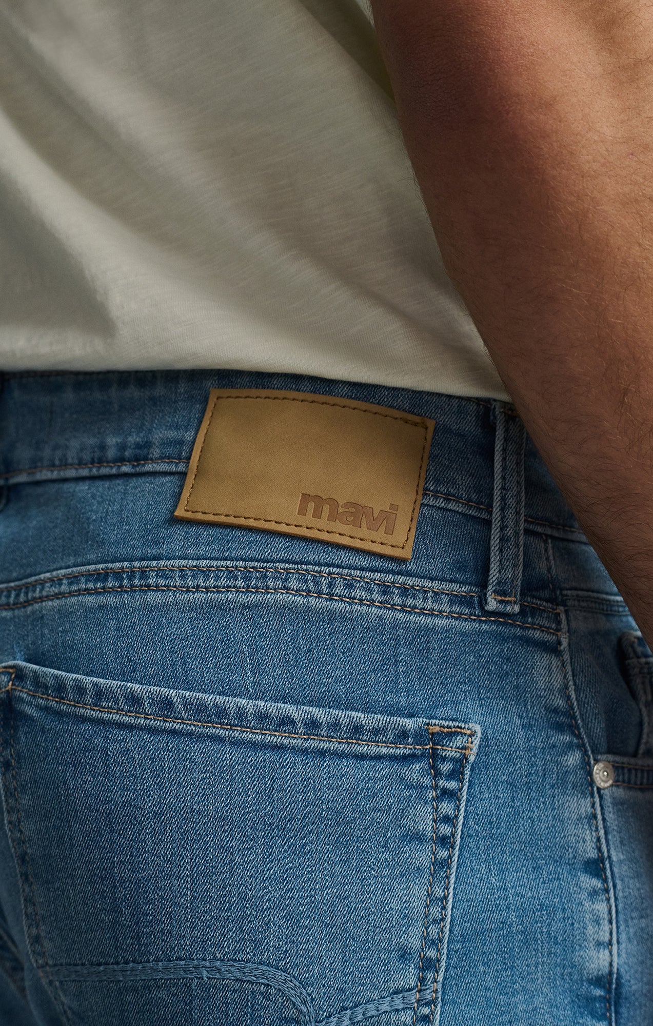 ZACH STRAIGHT LEG IN BLEACHED WILLIAMSBURG - Mavi Jeans