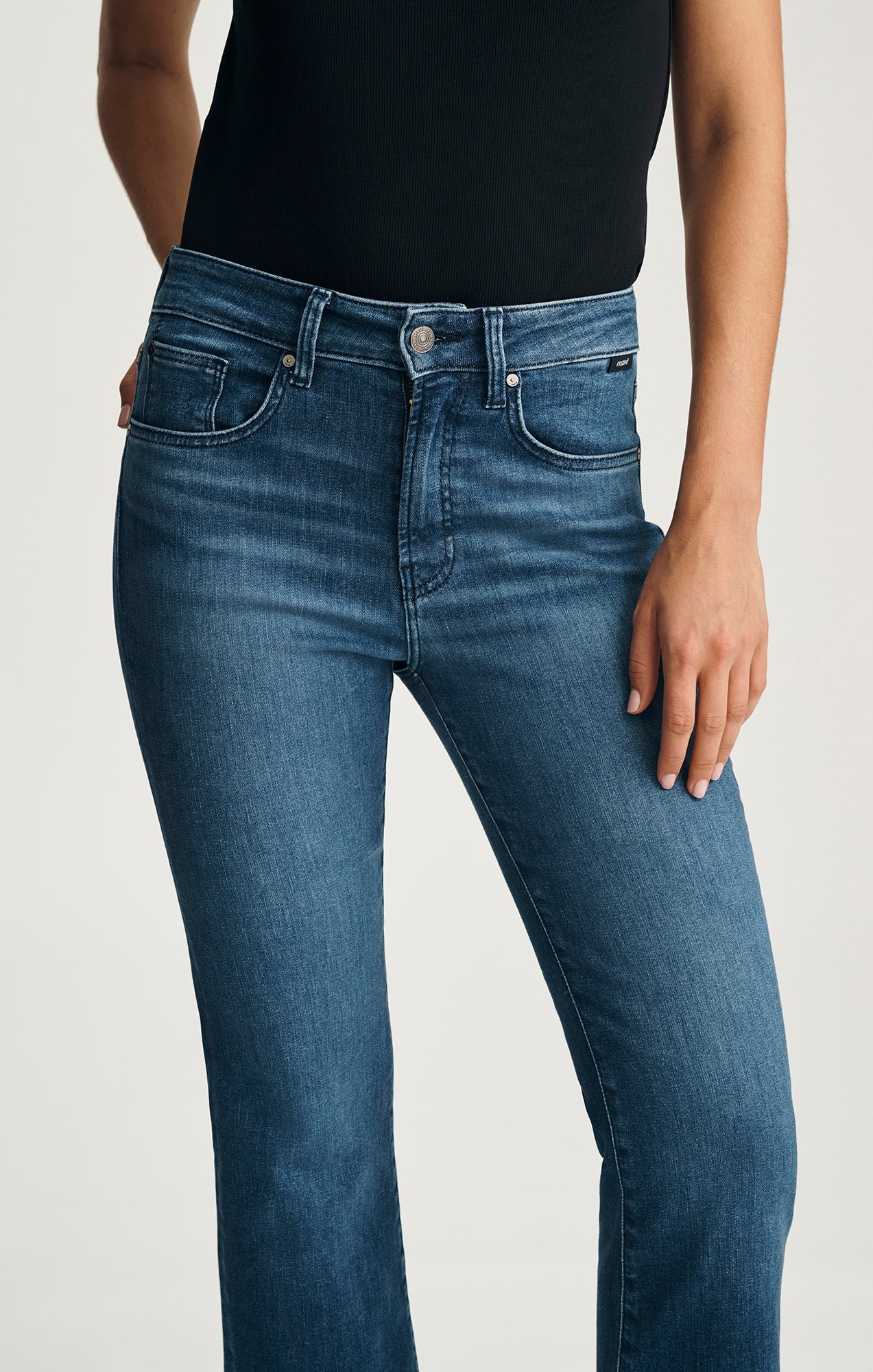 ANIKA CROPPED FLARE IN DARK BRUSHED FLEX BLUE