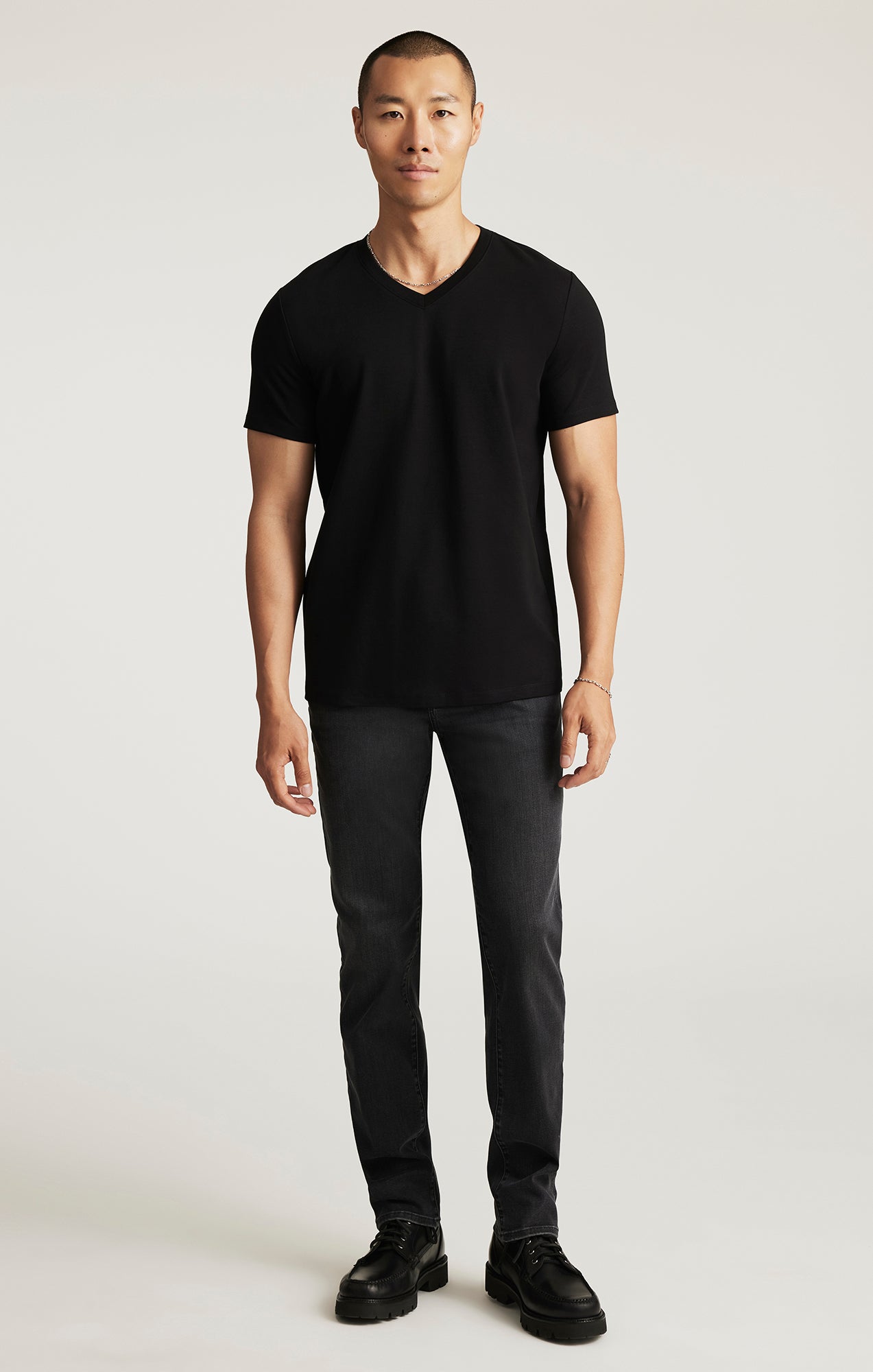 EDITION V-NECK T-SHIRT IN BLACK - Mavi Jeans
