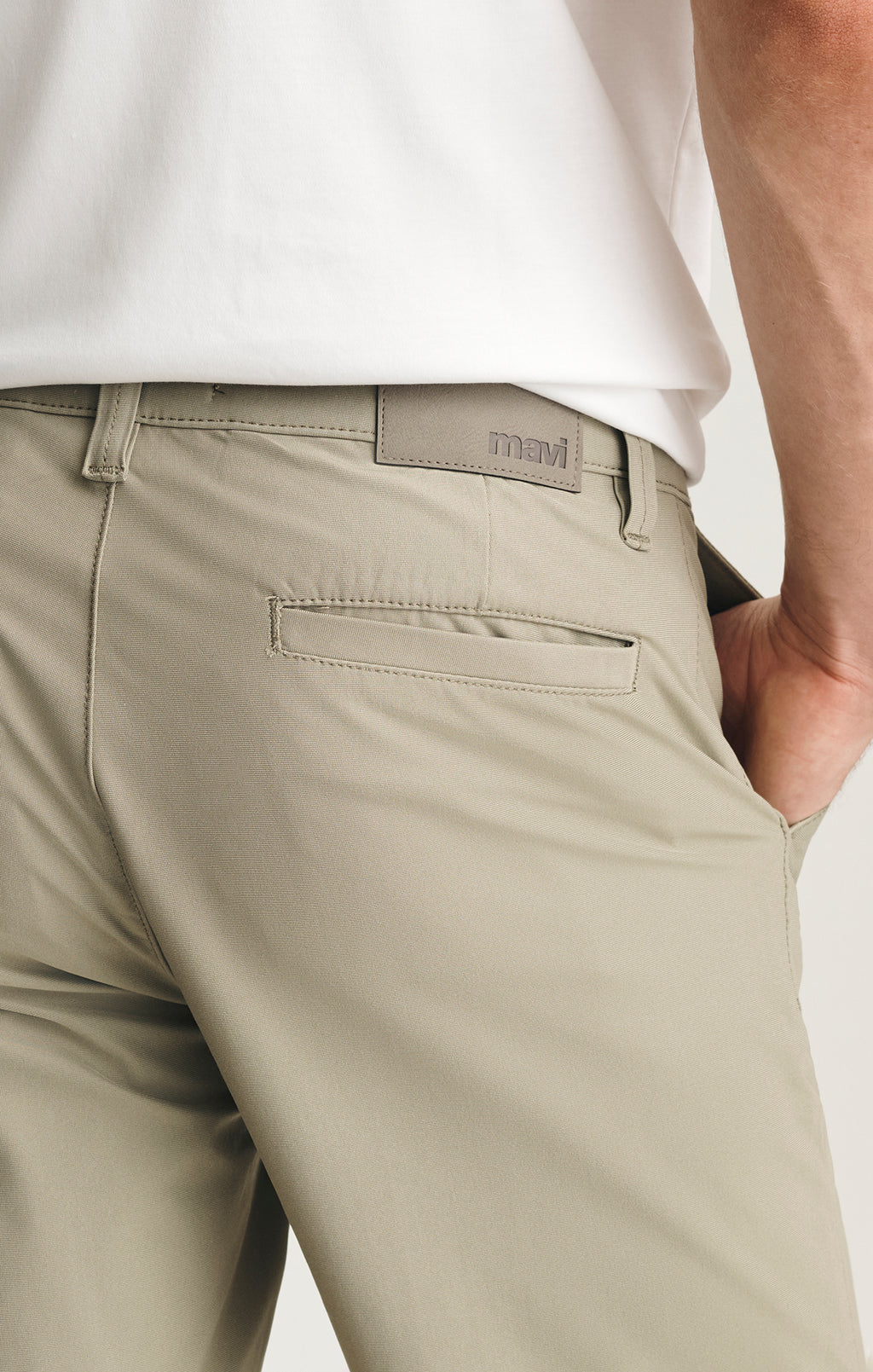 NOAH SHORTS IN BURNT OLIVE TECH - Mavi Jeans