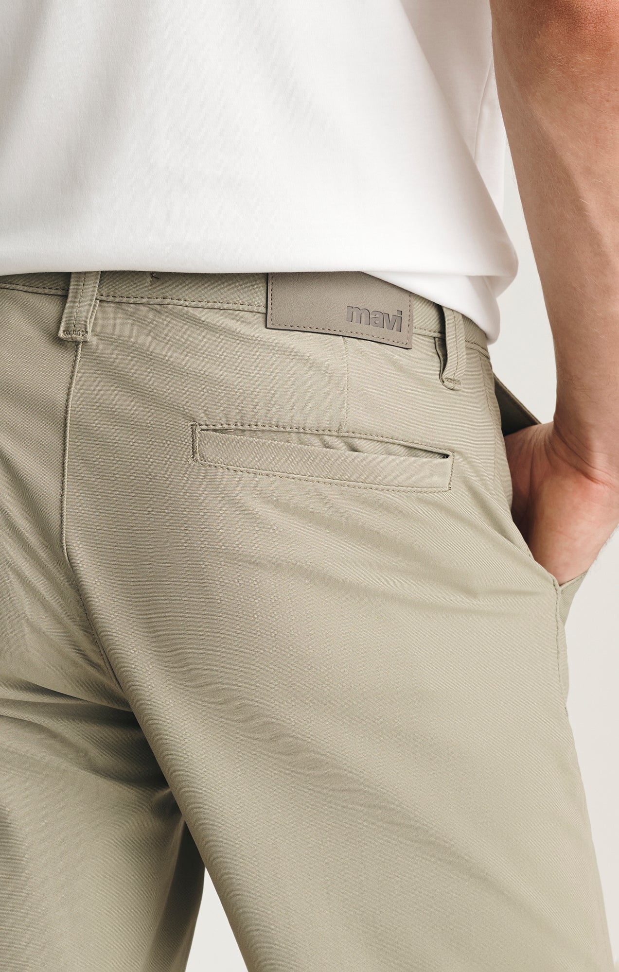 NOAH SHORTS IN BURNT OLIVE TECH - Mavi Jeans