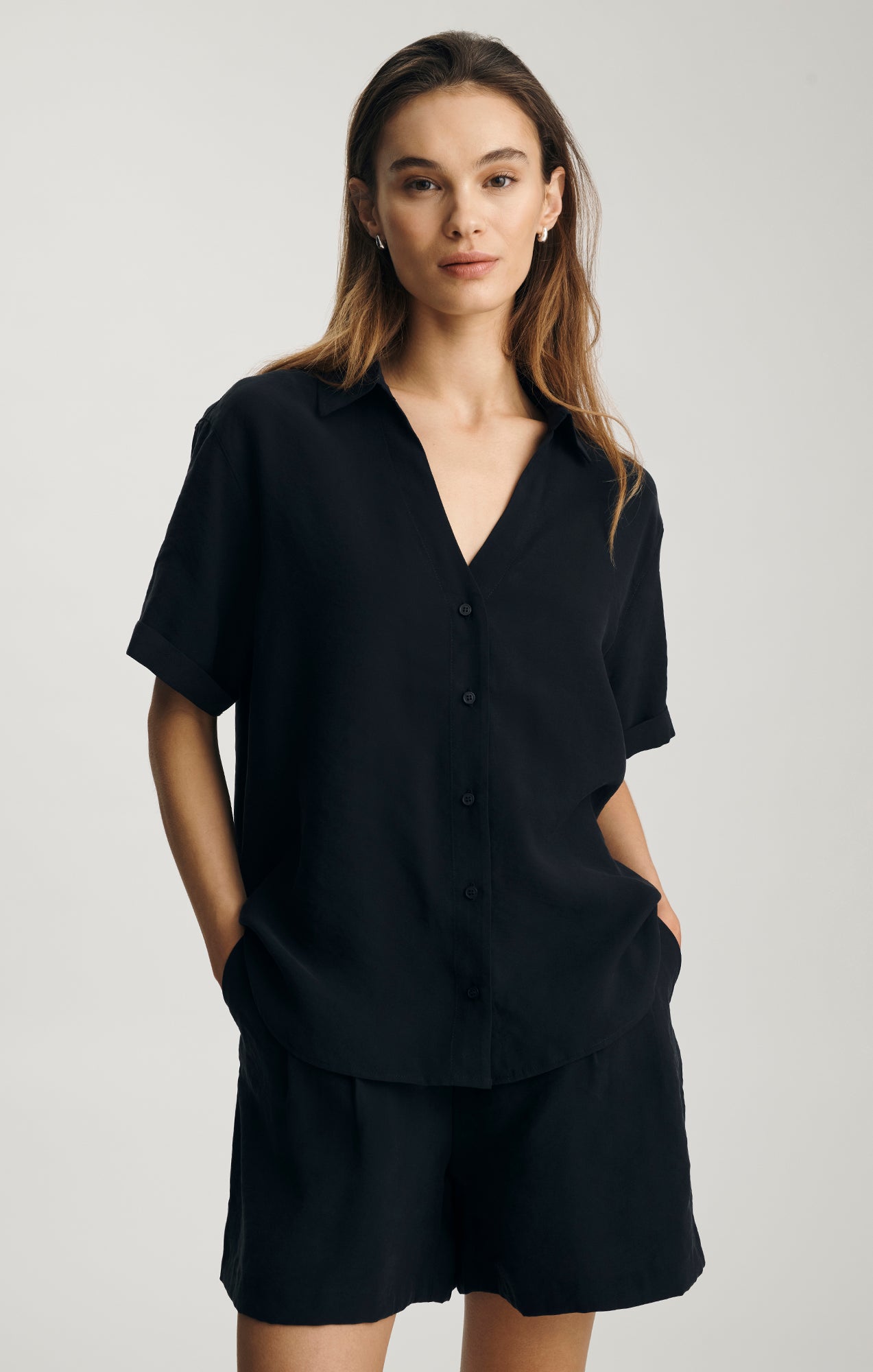 LUXE TOUCH SHORT SLEEVE BUTTON-UP SHIRT IN BLACK - Mavi Jeans
