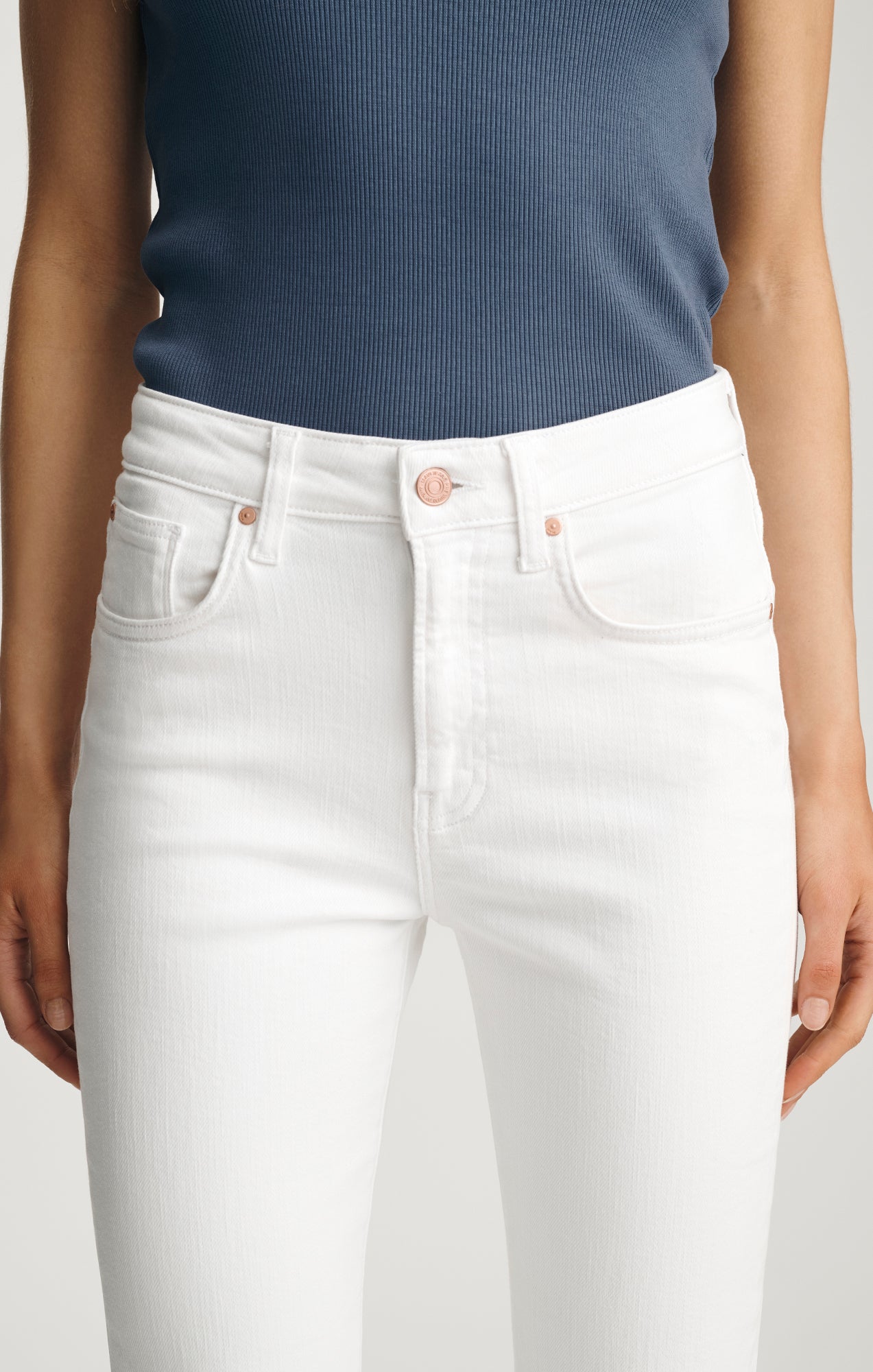 ANIKA CROPPED FLARE IN WHITE FLEX BLUE