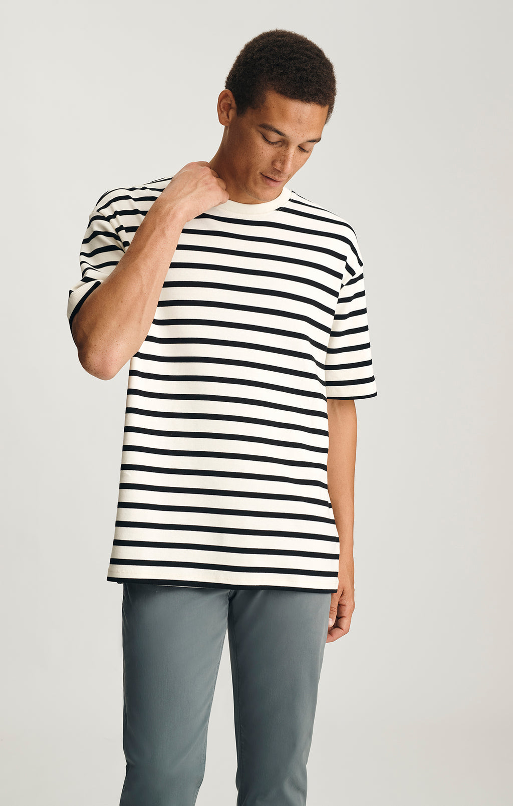 STRIPED SHORT SLEEVE CREW NECK T-SHIRT IN BLACK