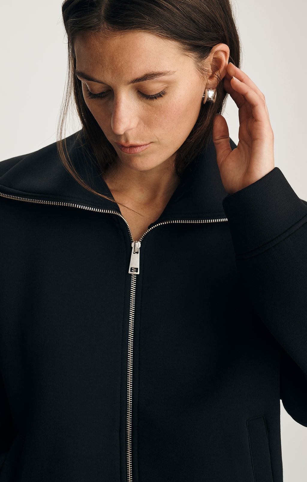 SPORTY LUXE ZIP-UP SWEATSHIRT IN BLACK