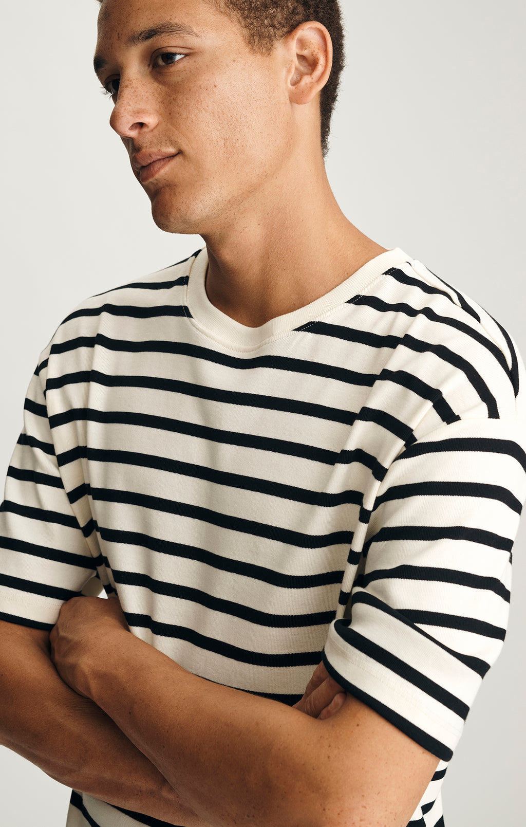 STRIPED SHORT SLEEVE CREW NECK T-SHIRT IN BLACK
