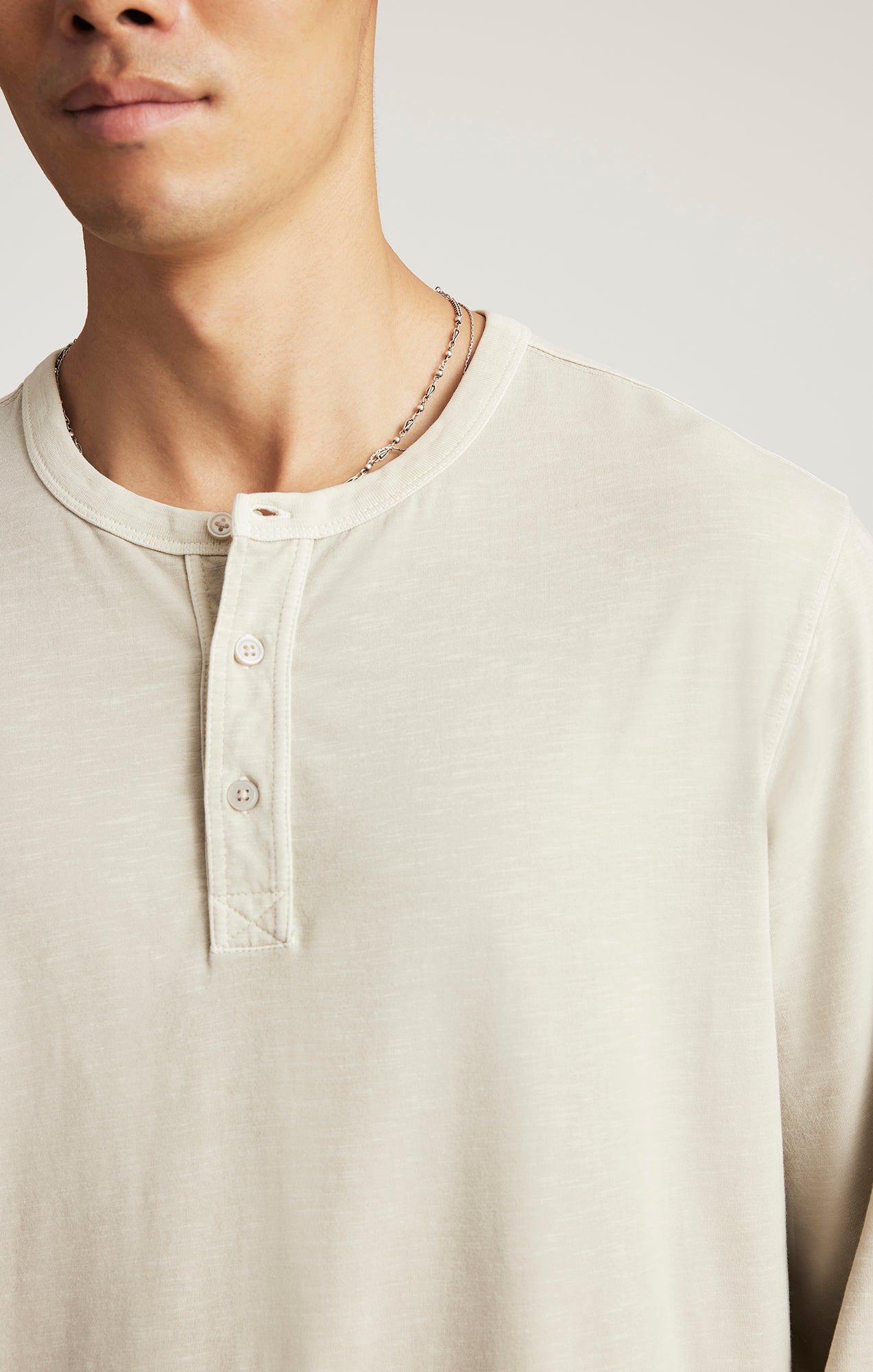 LONG SLEEVE HENLEY T-SHIRT IN PELICAN - Mavi Jeans