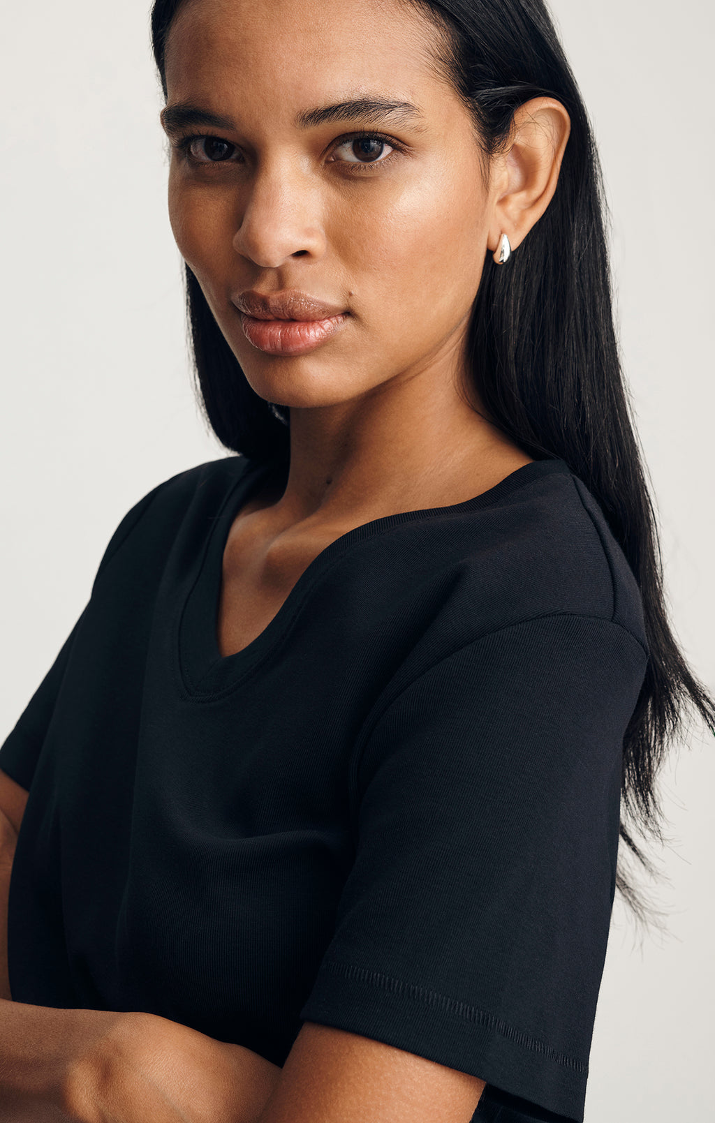 OLIVIA V-NECK T-SHIRT IN BLACK