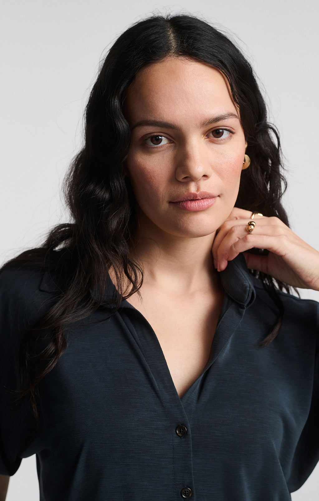 LUXE TOUCH TENCEL™ BUTTON-UP T-SHIRT IN BLACK - Mavi Jeans