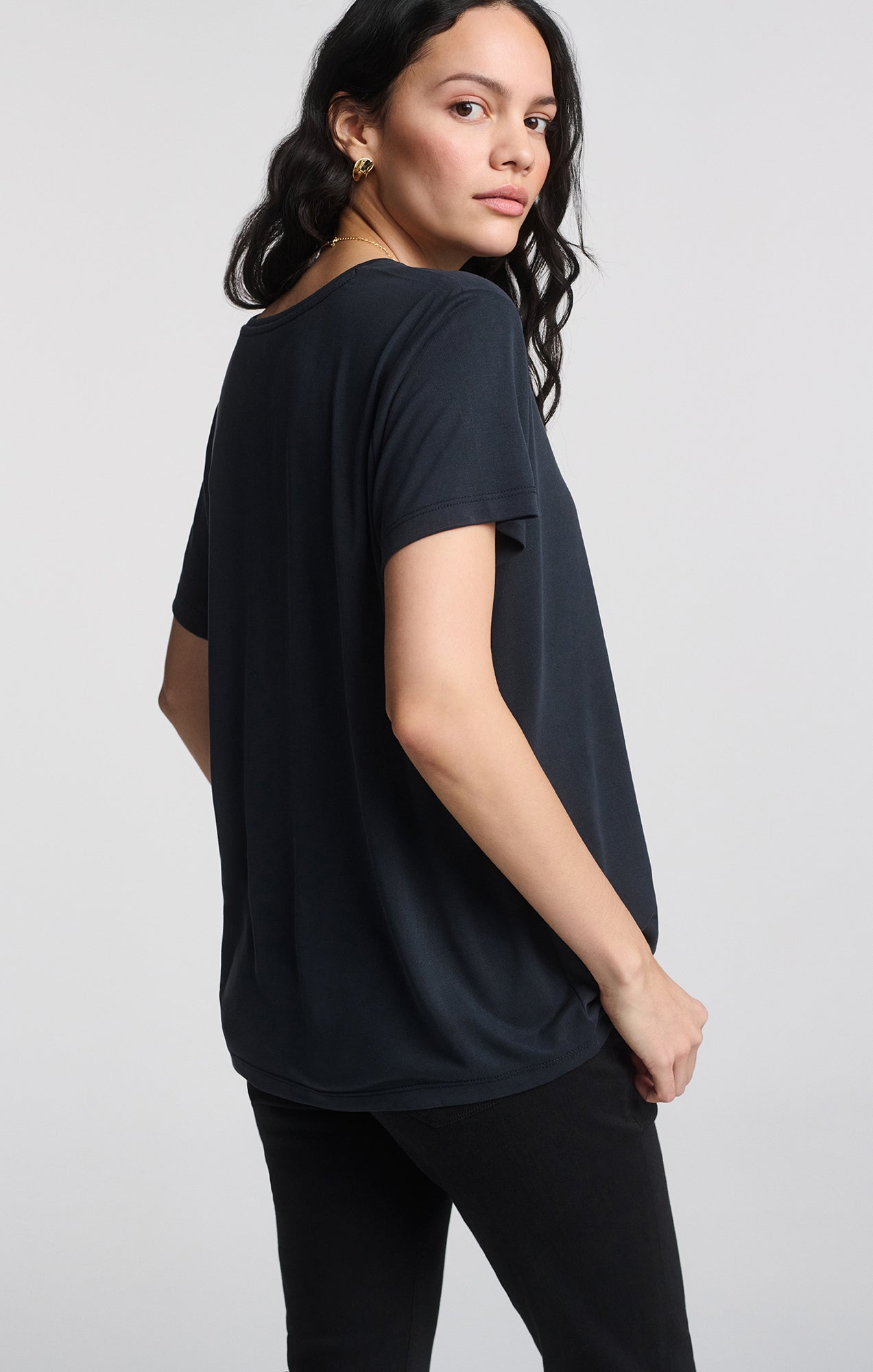 LUXE TOUCH TENCEL™ CREW NECK T-SHIRT IN BLACK - Mavi Jeans
